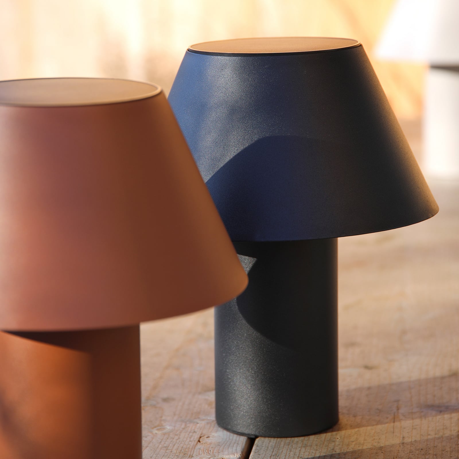 Lampa stołowa LED Vivo, czarna, IP44, wysokość 30 cm, ściemniana.