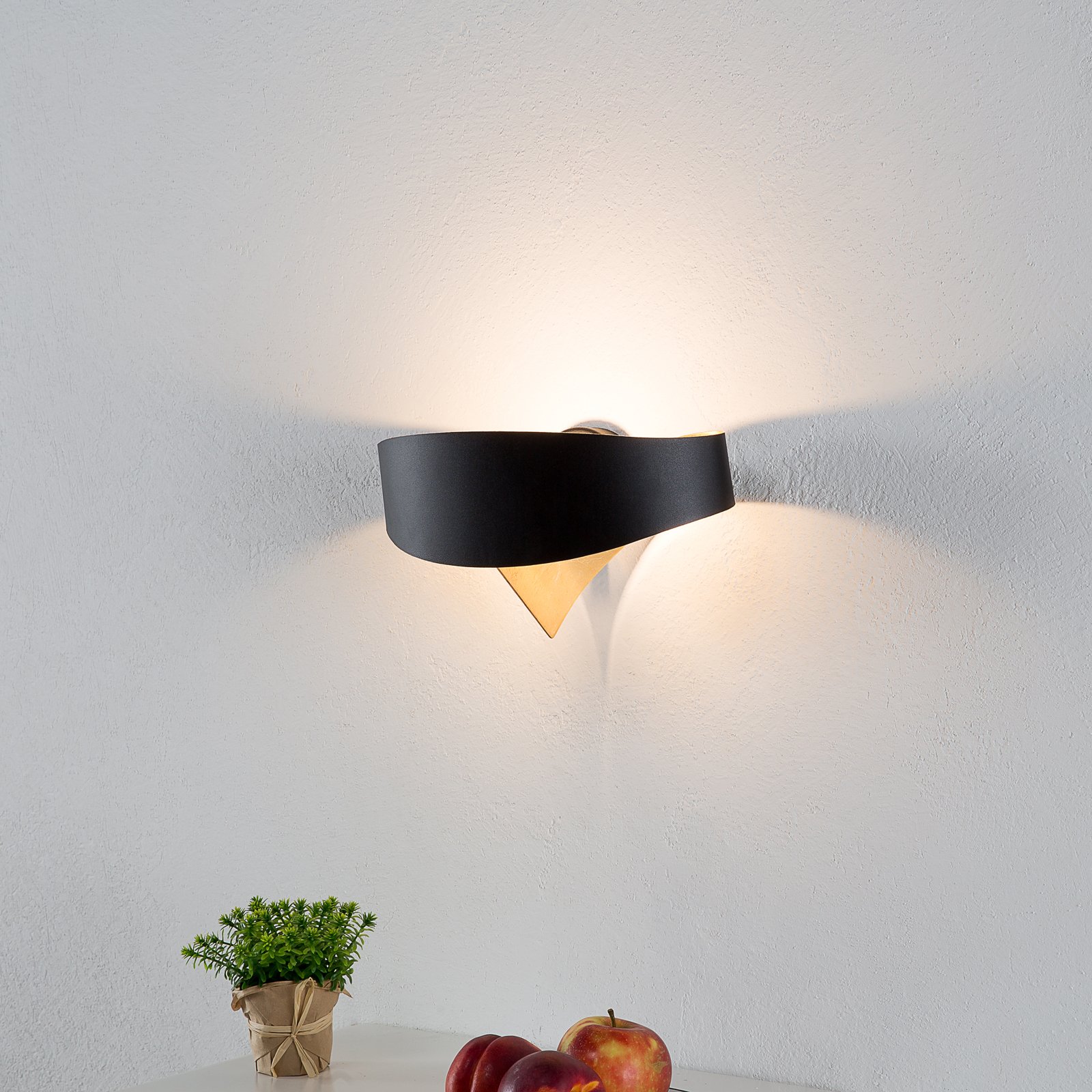 Crno-zlatna dizajnerska zidna lampa Scudo LED
