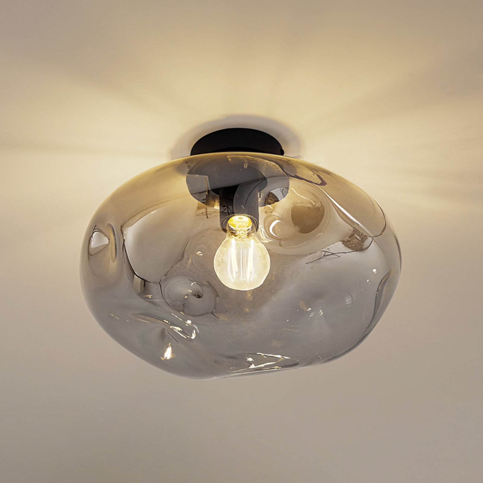 Lindby taklampe Lelia, røykgrå, glass, Ø 35 cm