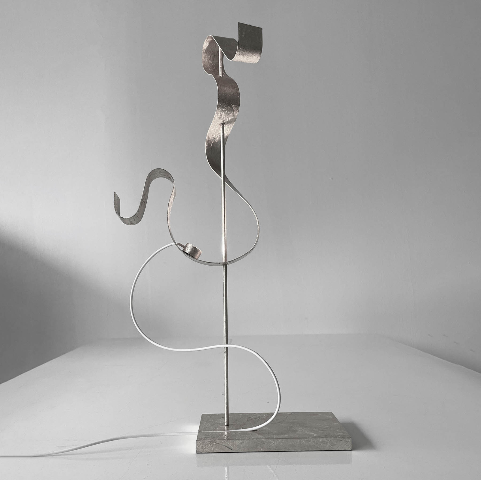 Knikerboker Curve LED-Tischleuchte aus Stahl