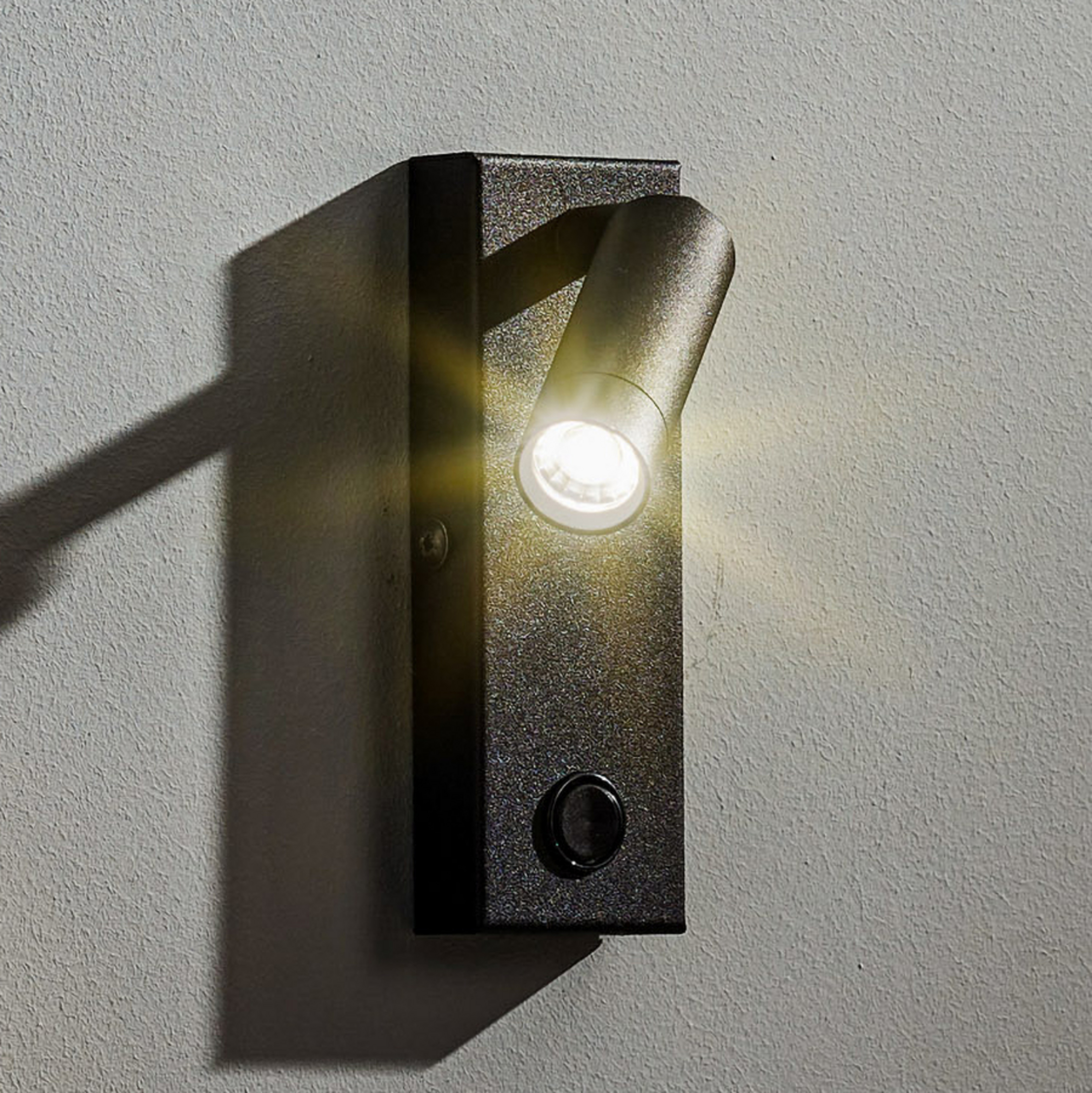 LED-seinävalaisin Enzo kulmikas, kytkimellä, musta