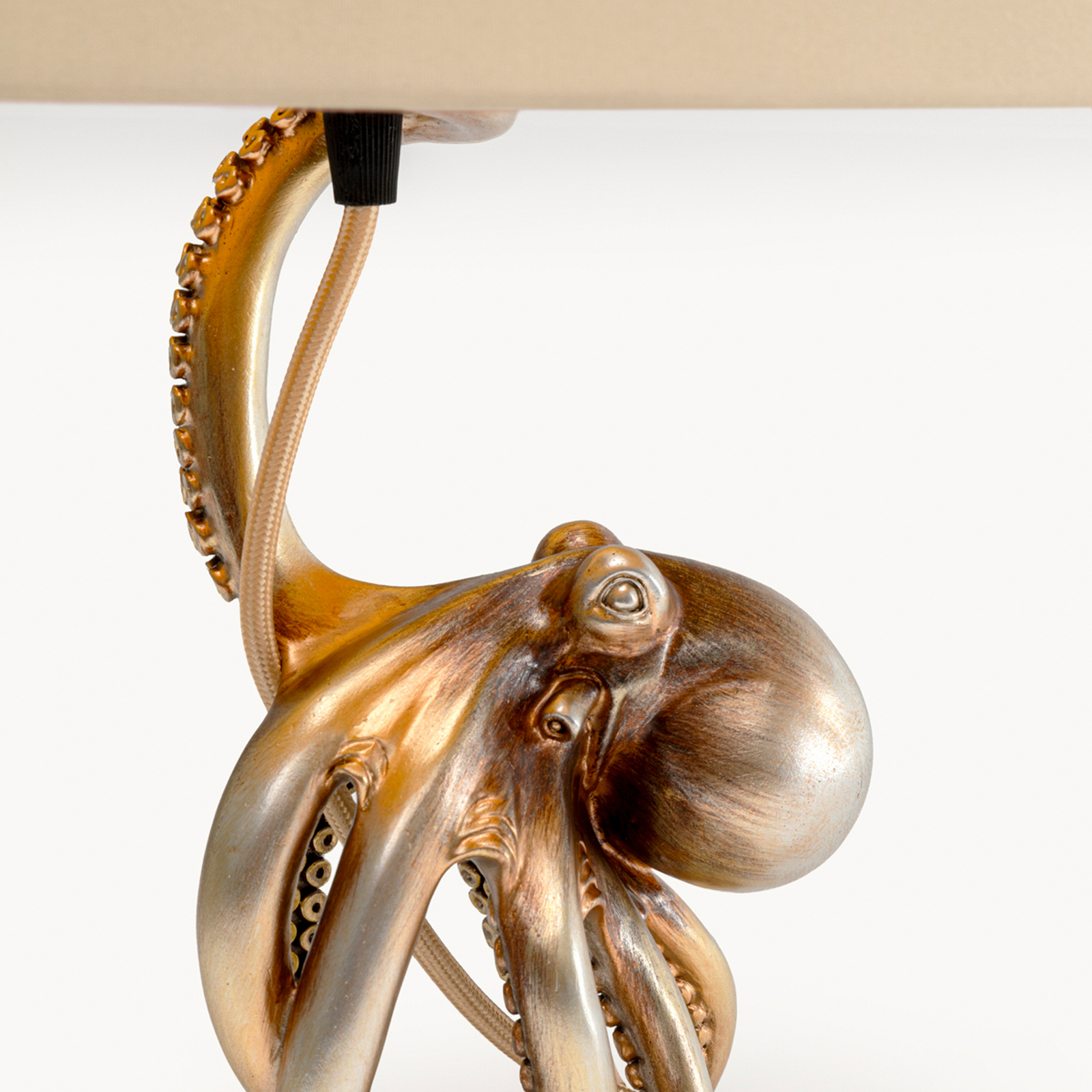 Candeeiro de mesa KARE Octopus, dourado, poliéster, altura 43 cm, E27 Candeeiro de mesa KARE Octopus, dourado, poliéster, altura 43 cm, E27