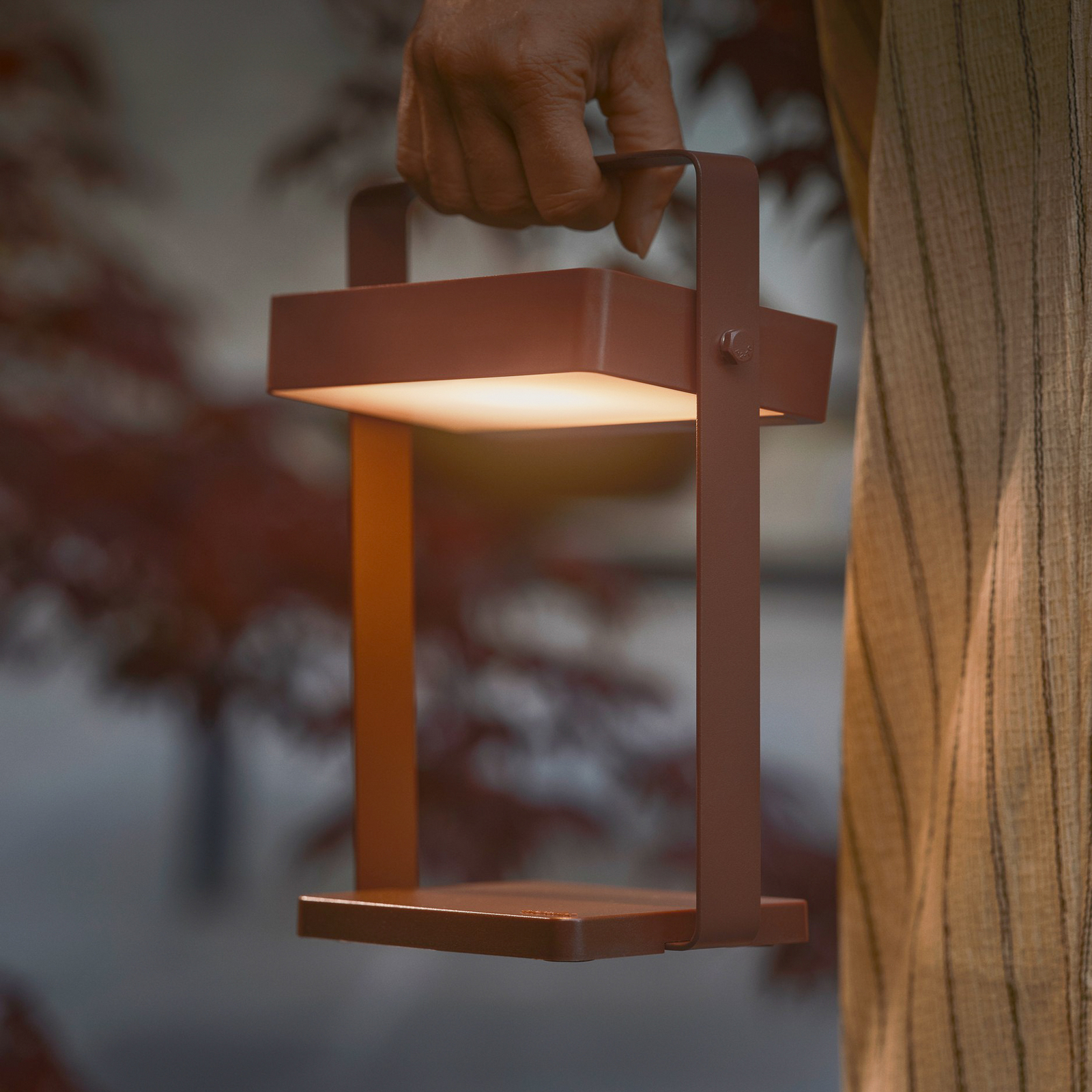 Solární LED stolní lampa Saulio s LED, hnědá, IP44, hliník, USB, akumulátor Solární LED stolní lampa Saulio s LED, hnědá, IP44, hliník, USB, akumulátor