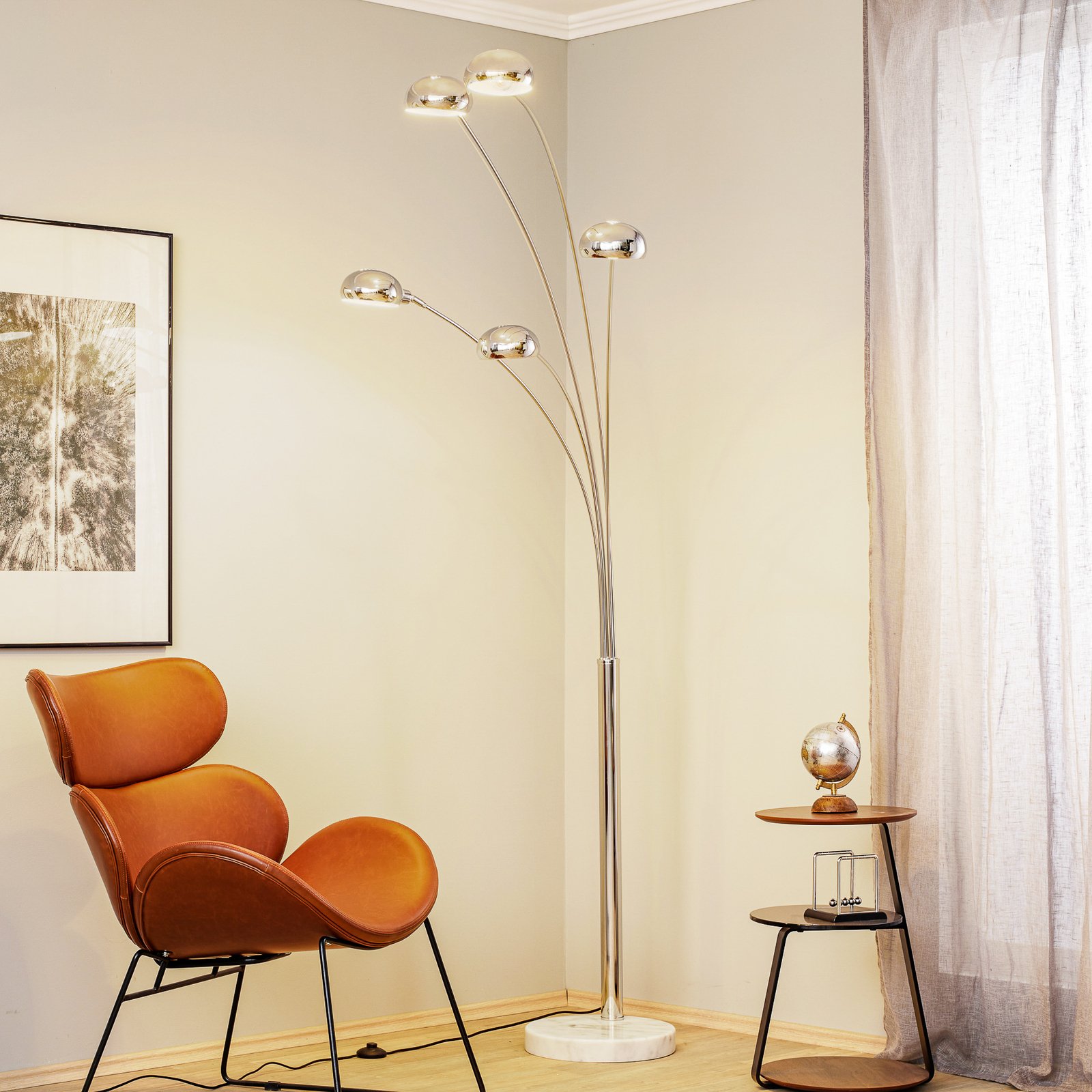 Lindby Sarinio gulvlampe med marmorfod, krom