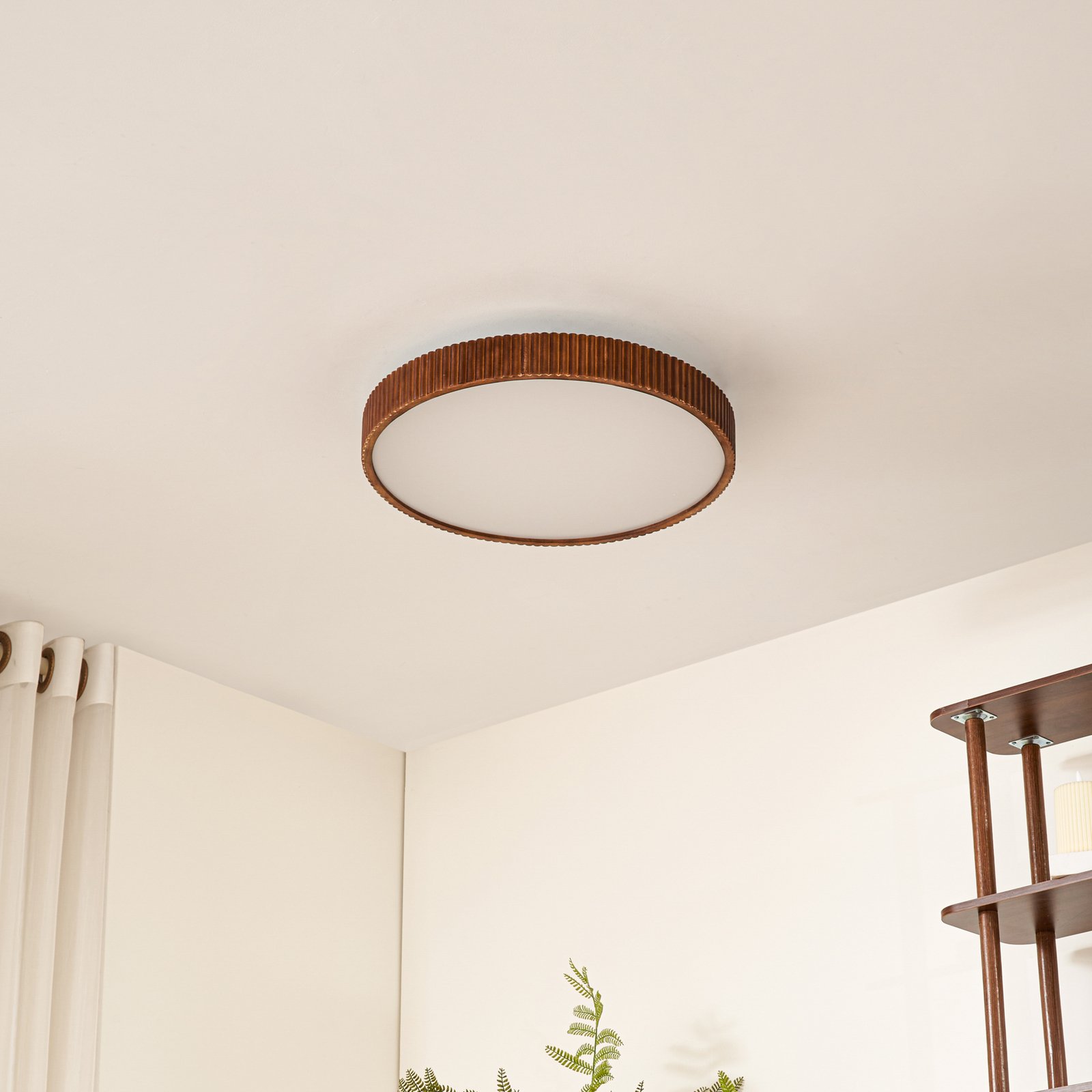 Lindby Plafonnier LED Velua, blanc/bois foncé, CCT, Ø 50 cm