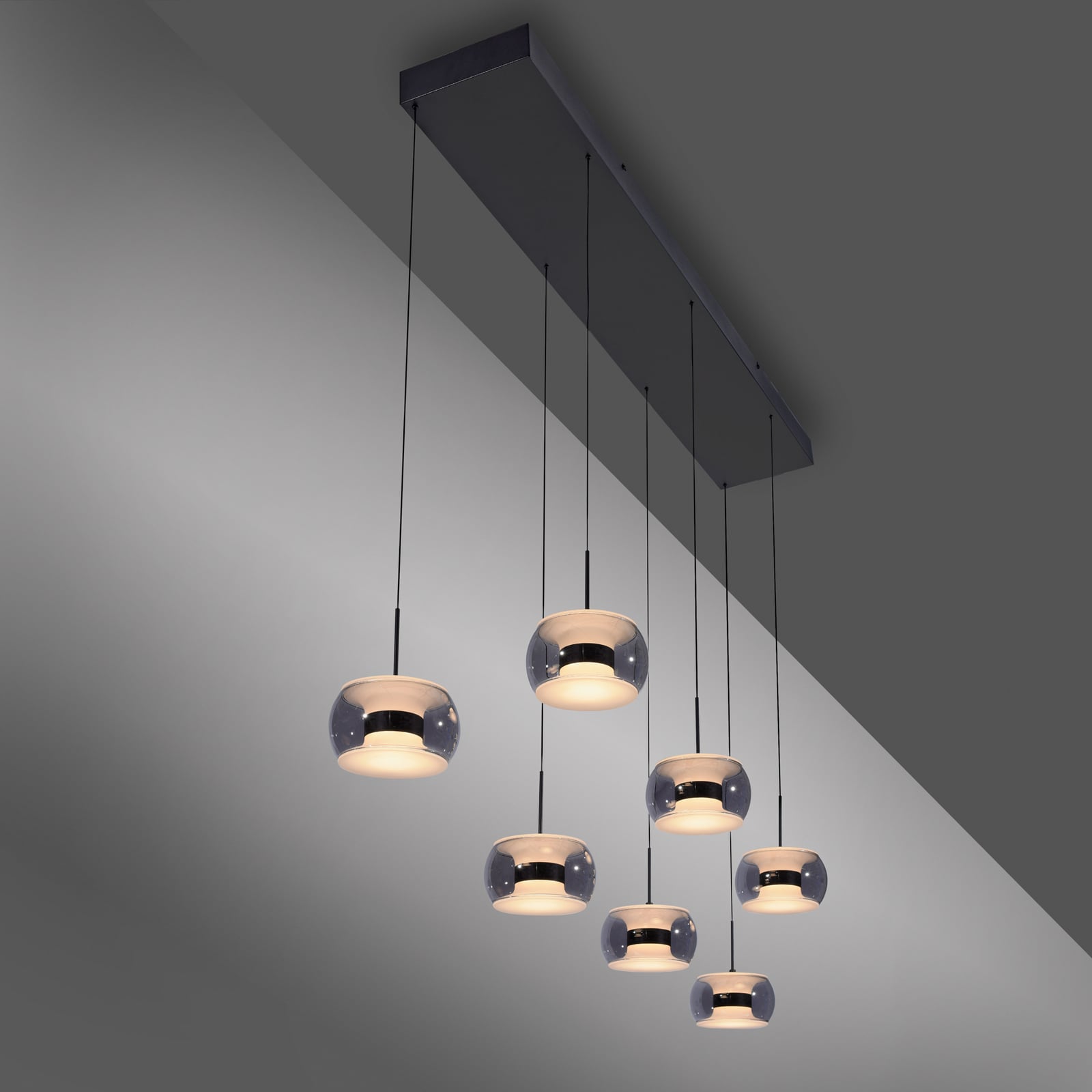 Fumea LED lógó lámpa, hossza 135 cm, fekete/füstös üveg, CCT 7 izzós