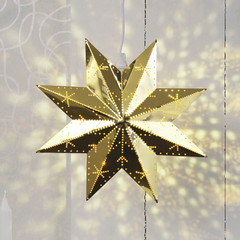 Estrella perforada de latón brillante