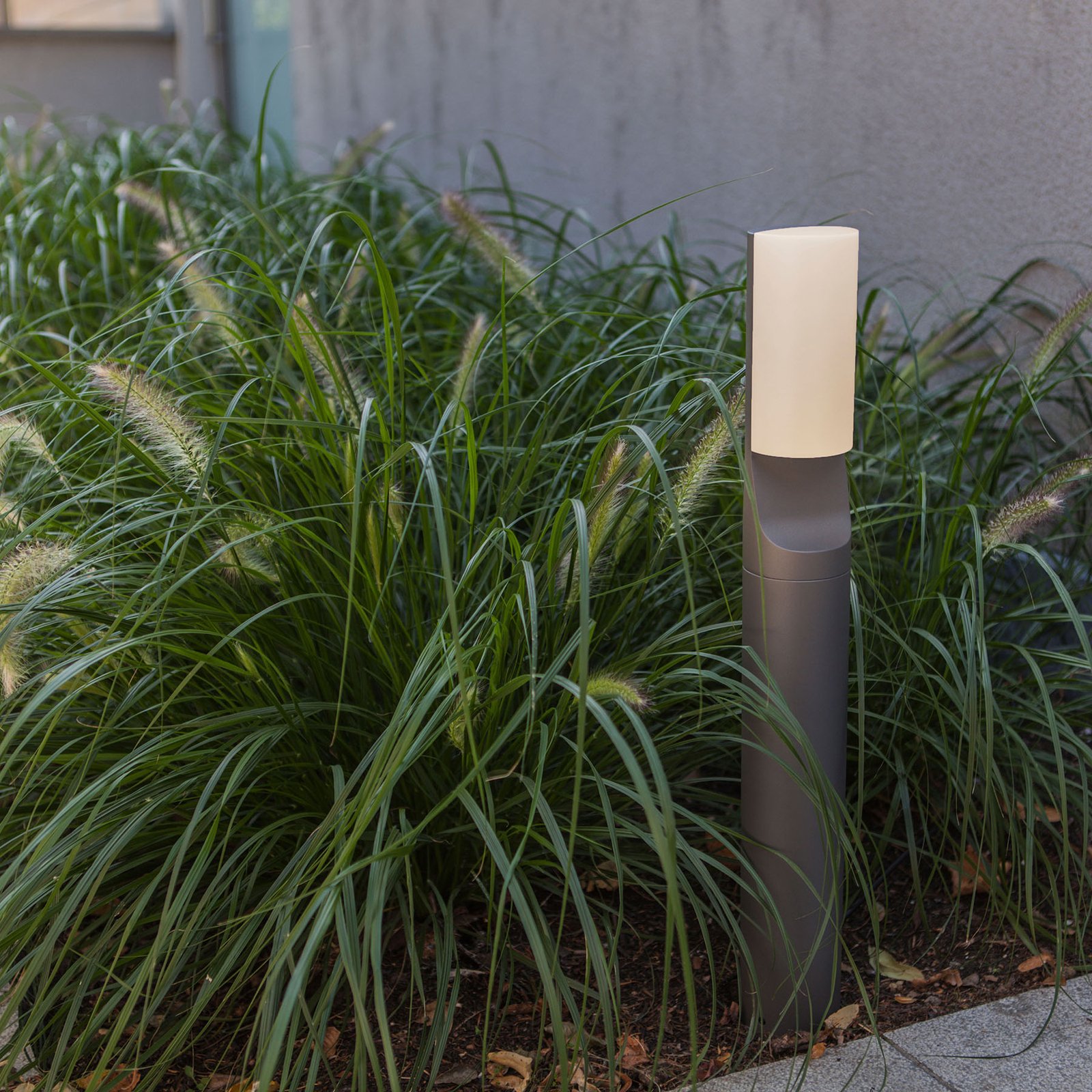 Słupek ogrodowy LED Bati z półokrągłym dyfuzorem