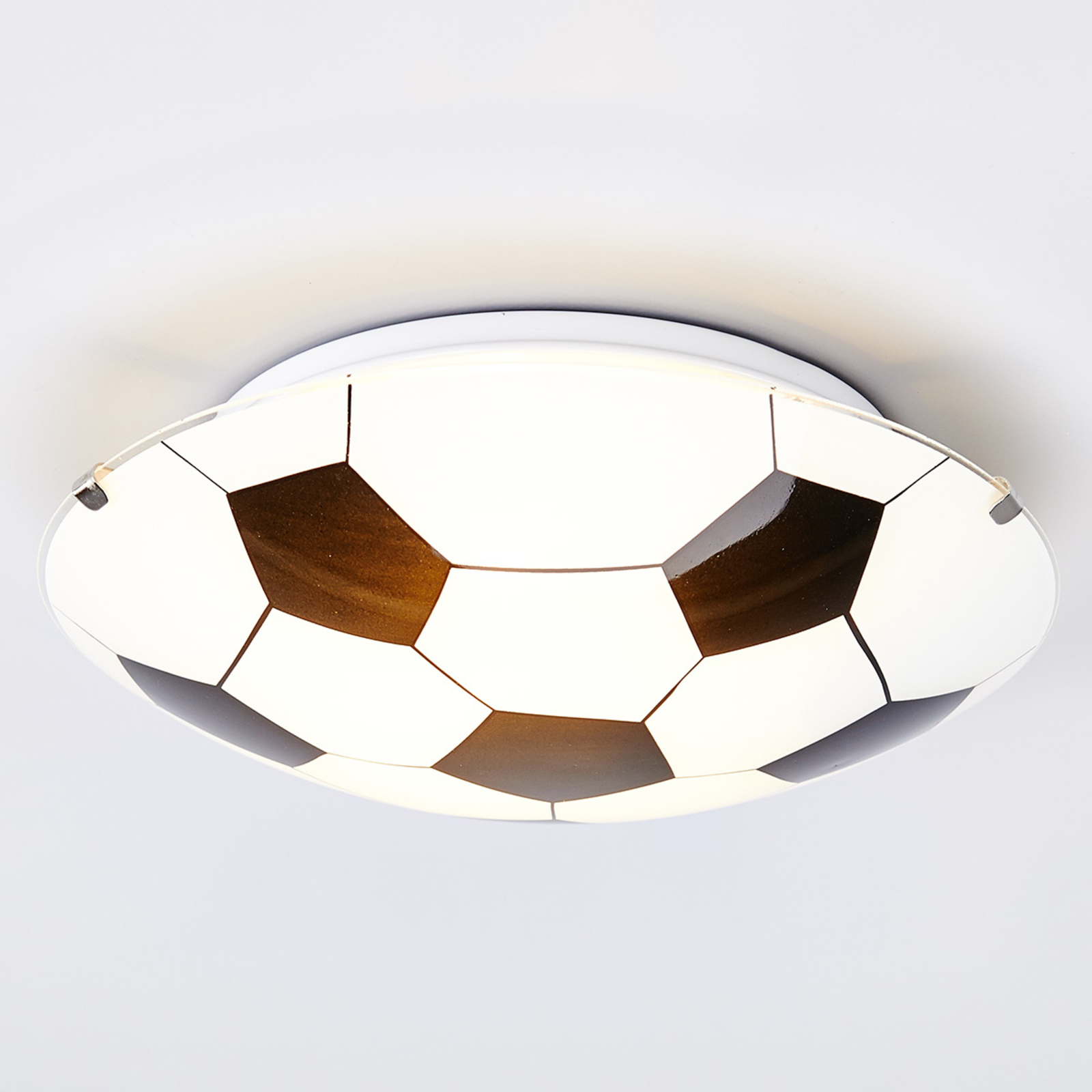 Fekete-fehér mennyezeti lámpa, „focilabda”