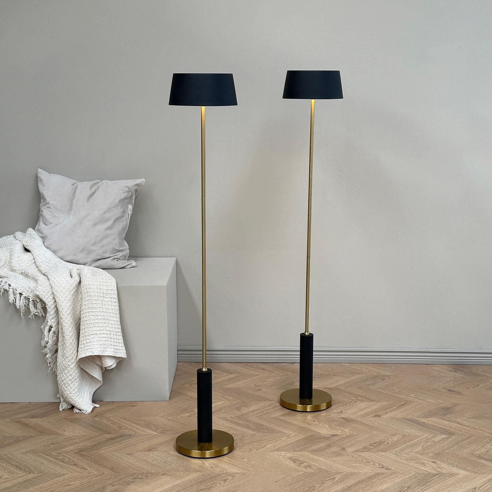 Dyberg Larsen LED uzlādējama stāvlampa Yoyo, melna, augstums 125 cm