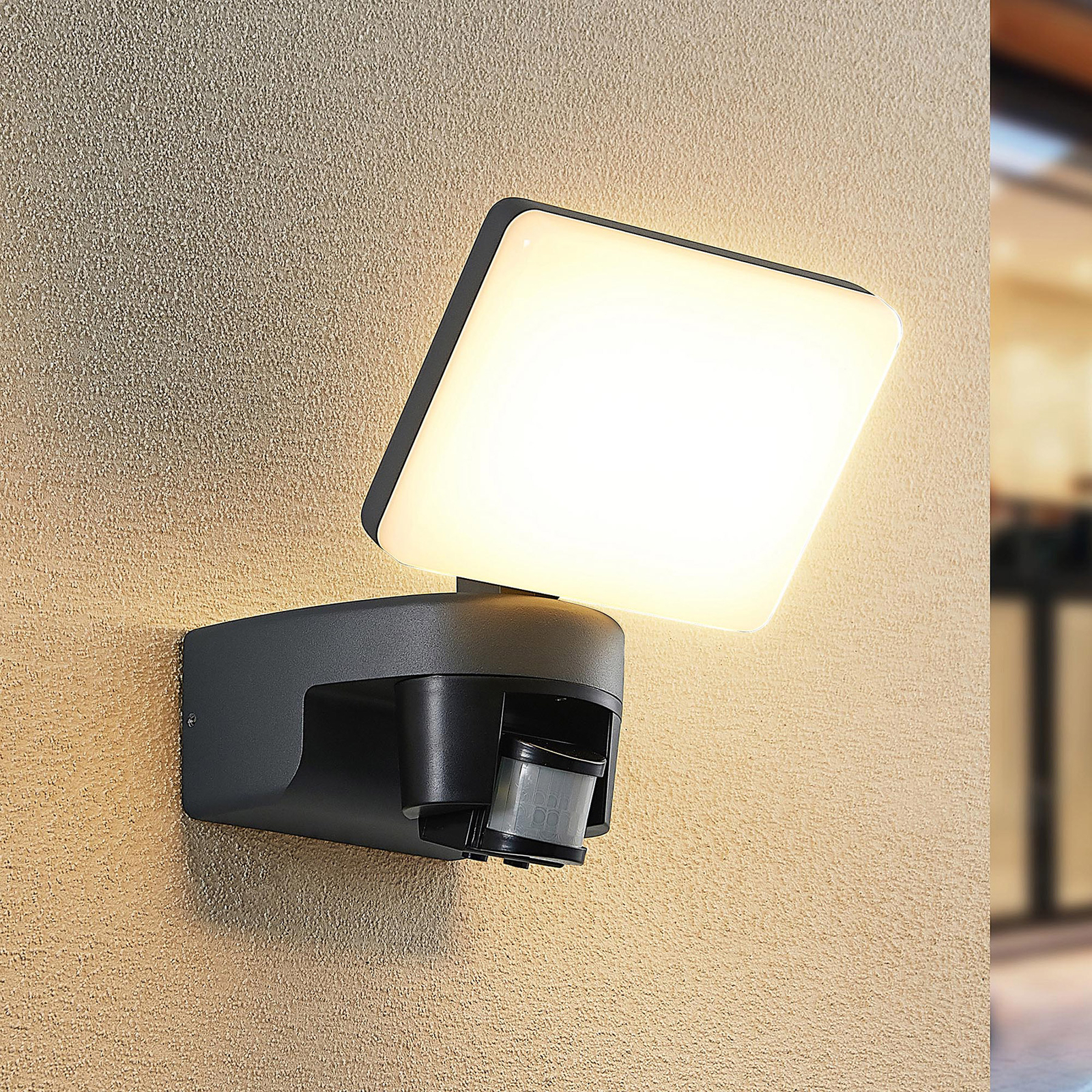 Lindby Melamika LED utendørs spotlight, sensor