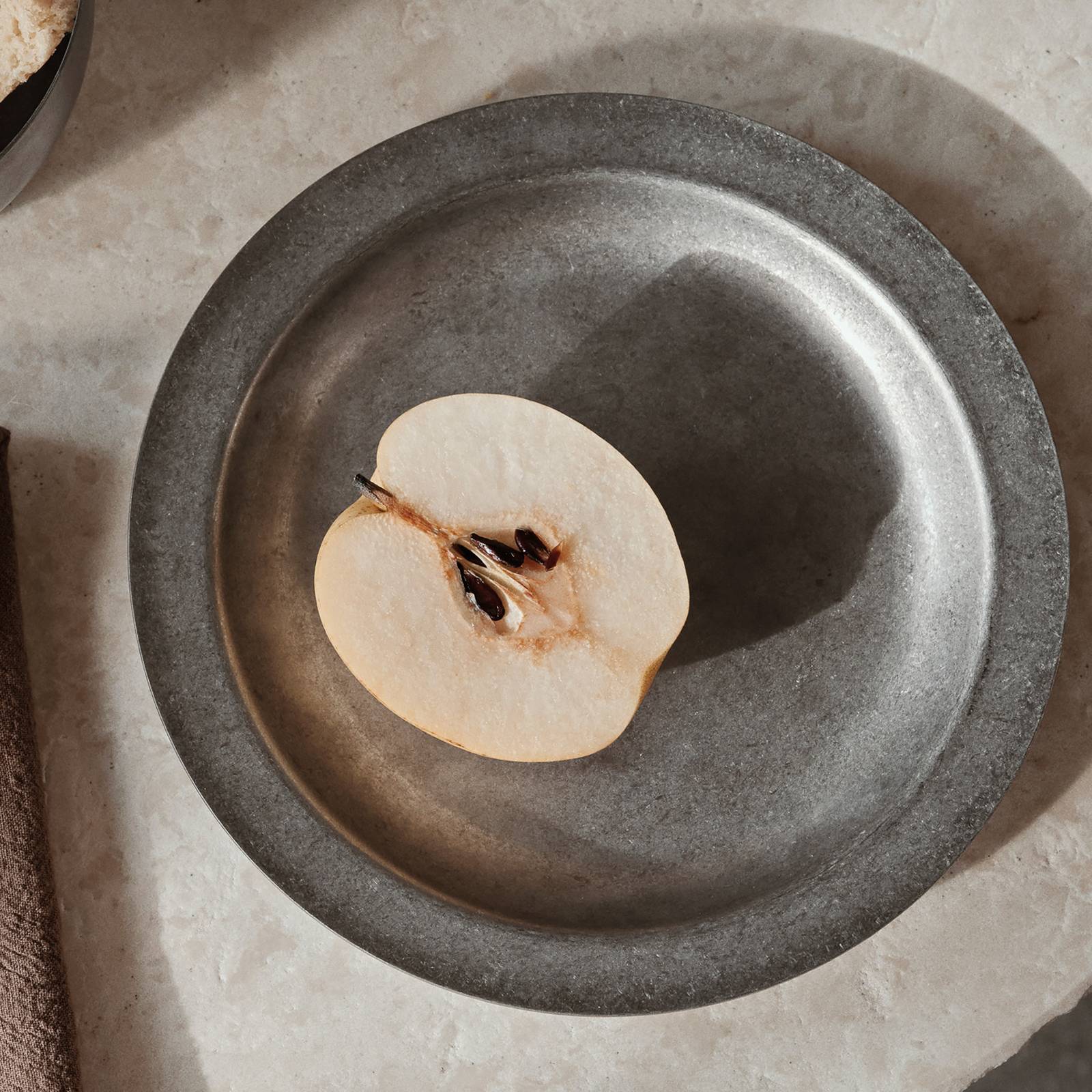 ferm LIVING Tumbled plate Ø 20 cm rustfritt stål