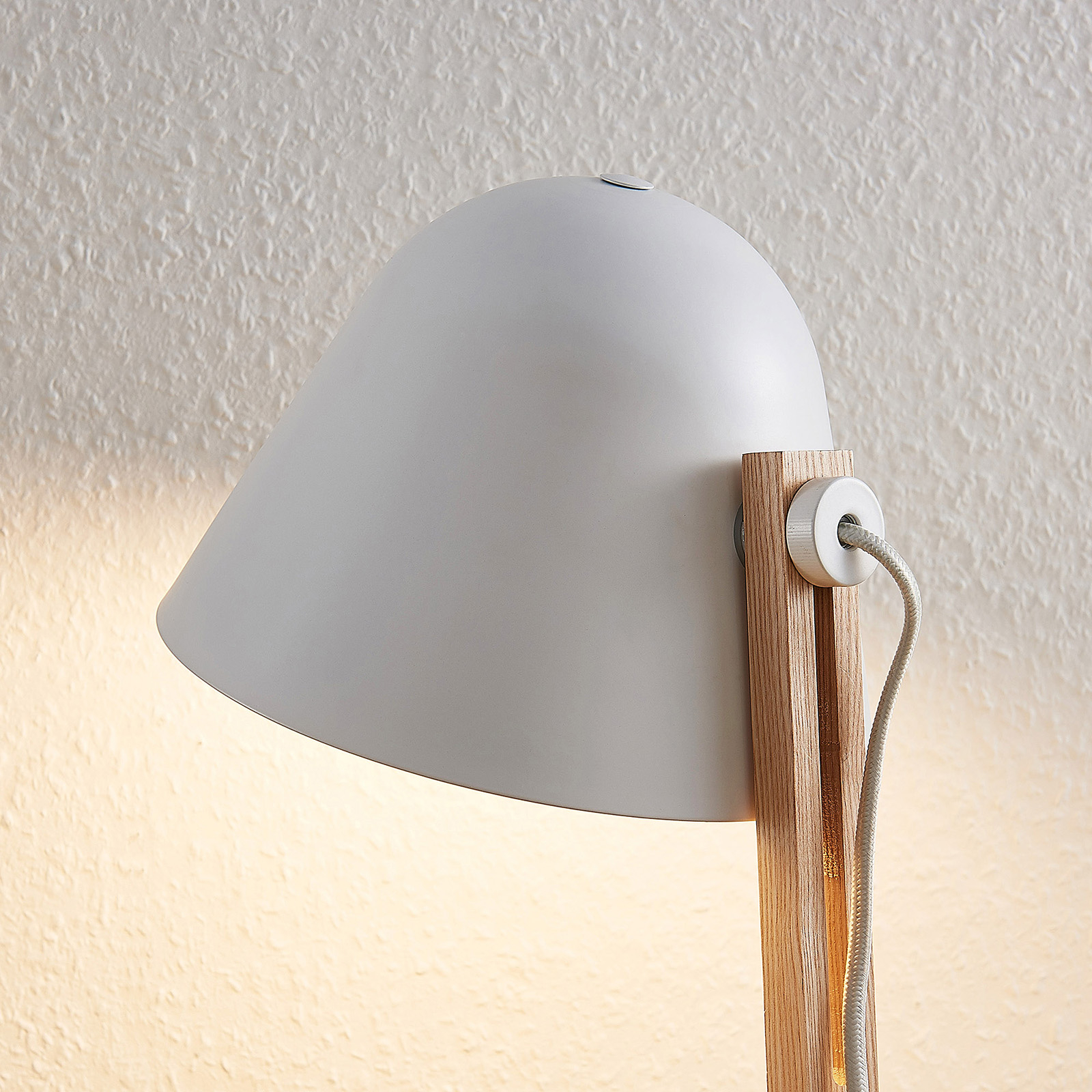 Lindby Tetja bordlampe med trestav, hvit