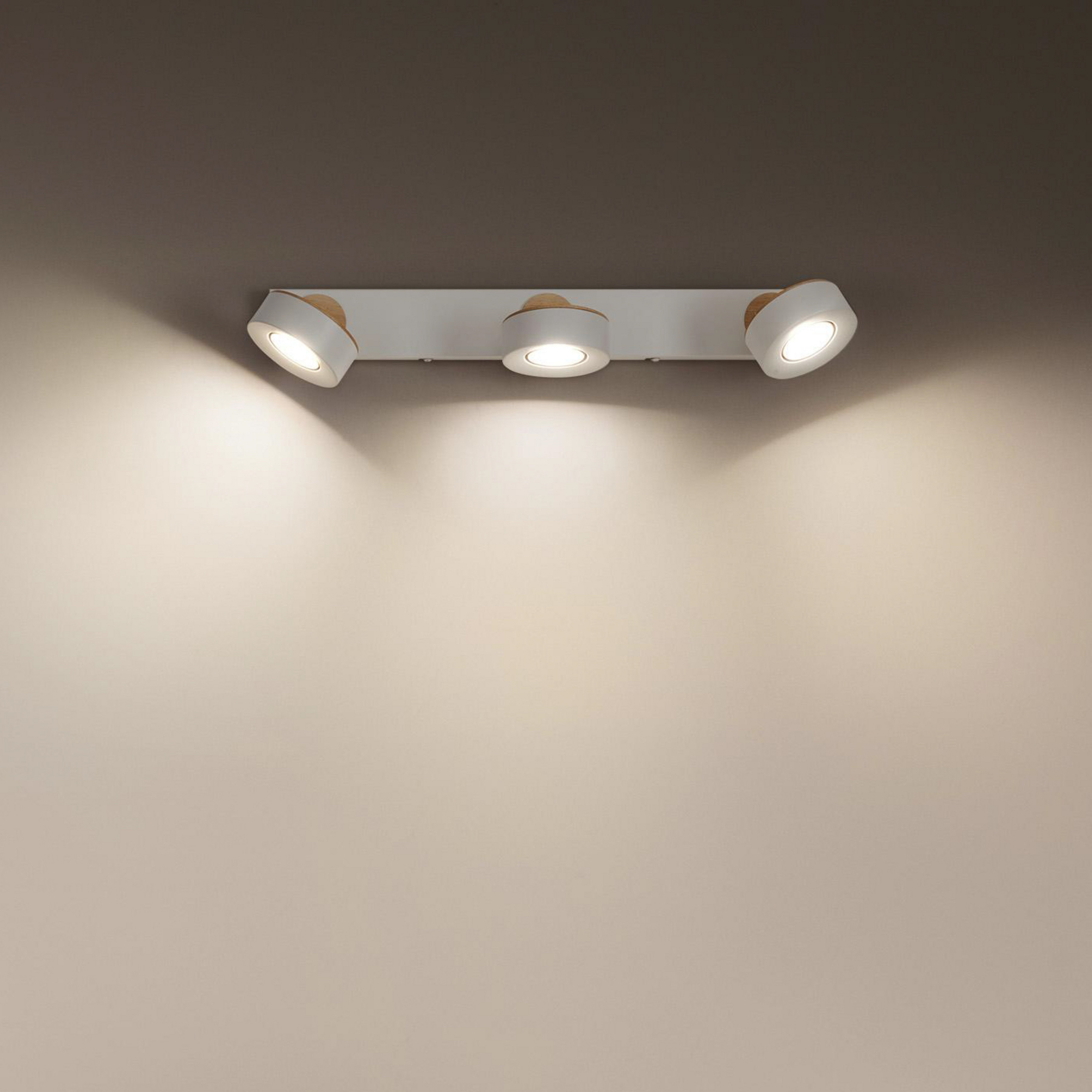 LEDVANCE LED спот за таван Pluto, стомана, дърво, 3 светлини, бял