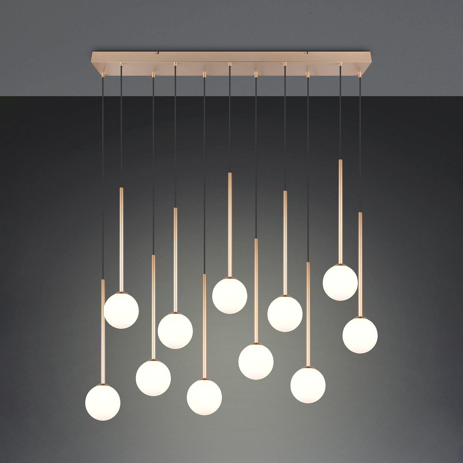 Piekaramā lampa „Firano“, zelta krāsā, garums 129 cm, metāls, 11 spuldzes. Piekaramā lampa „Firano“, zelta krāsā, garums 129 cm, metāls, 11 spuldzes.