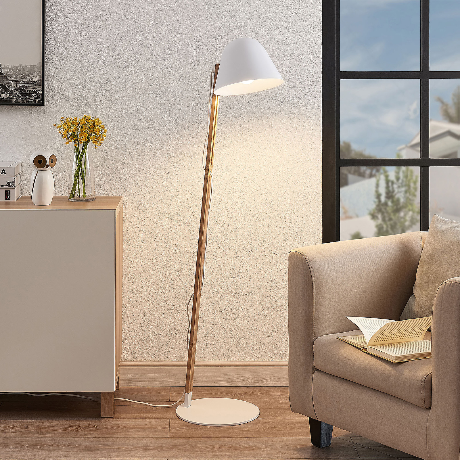 kraai Jong Cater Lindby Tetja vloerlamp met houten paal, wit | Lampen24.be