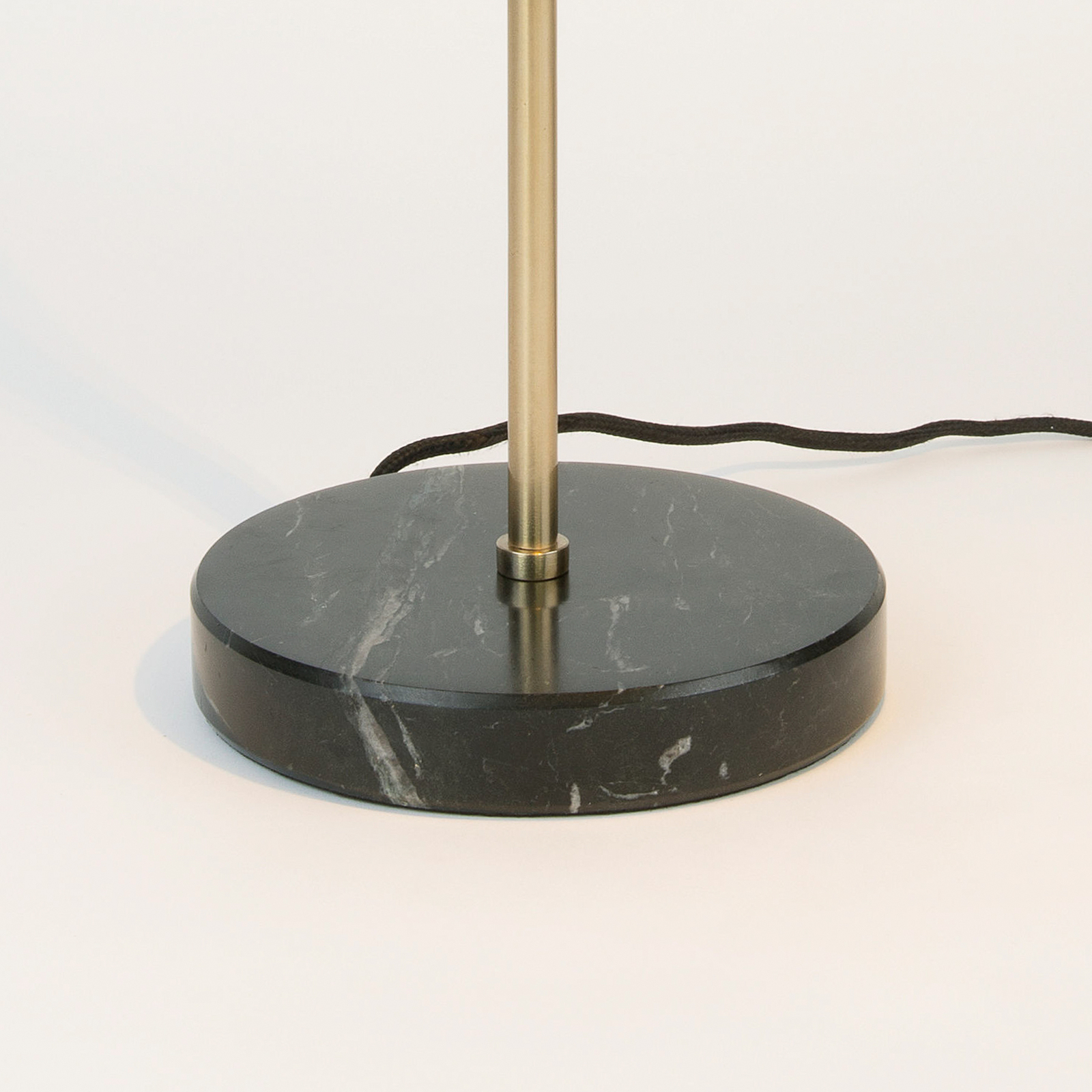 Oktavia galda lampa, melnā/zelta krāsā, augstums 58 cm, marmors