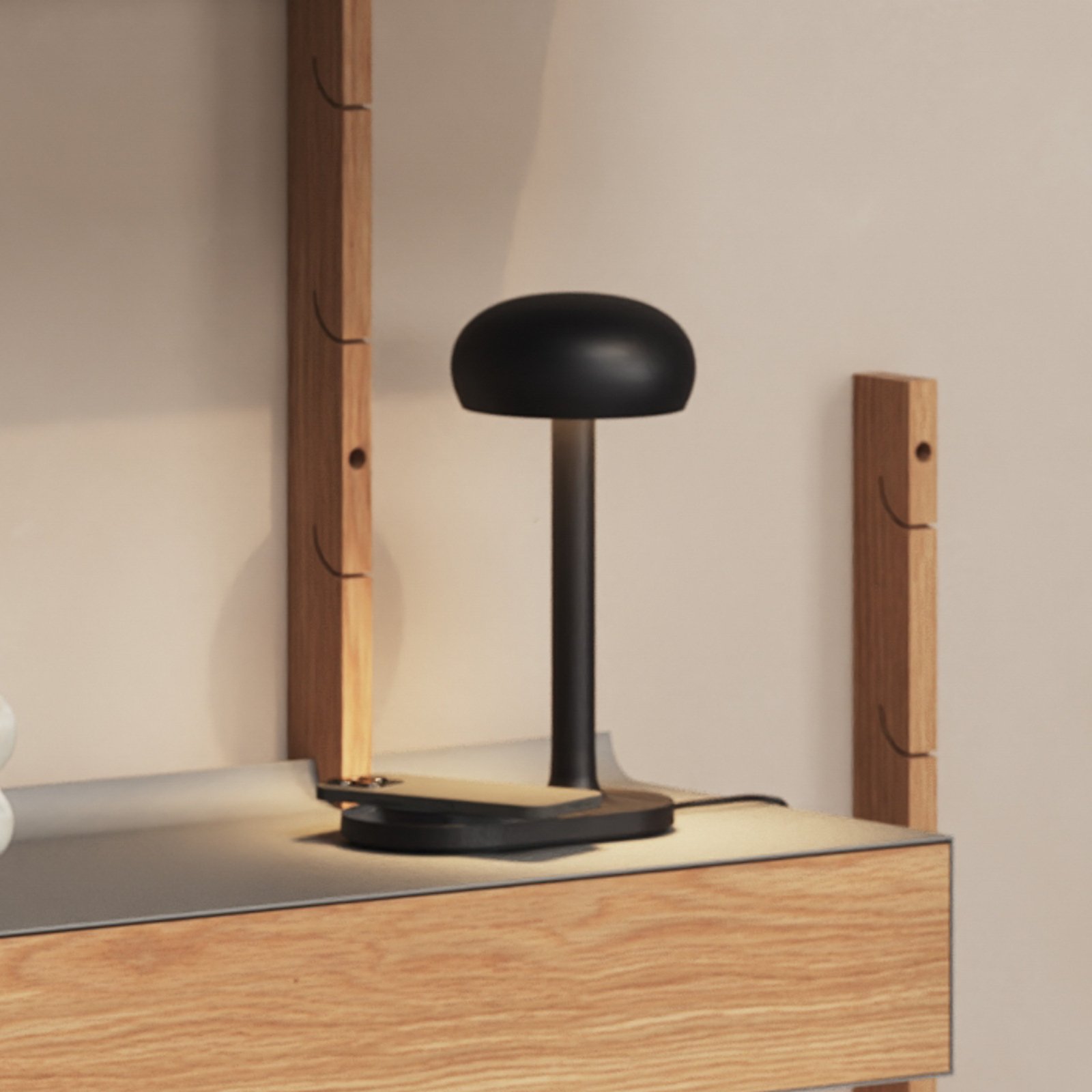 Emendo Candeeiro de Mesa w/Qi Wireless Charging Black - Eva Solo