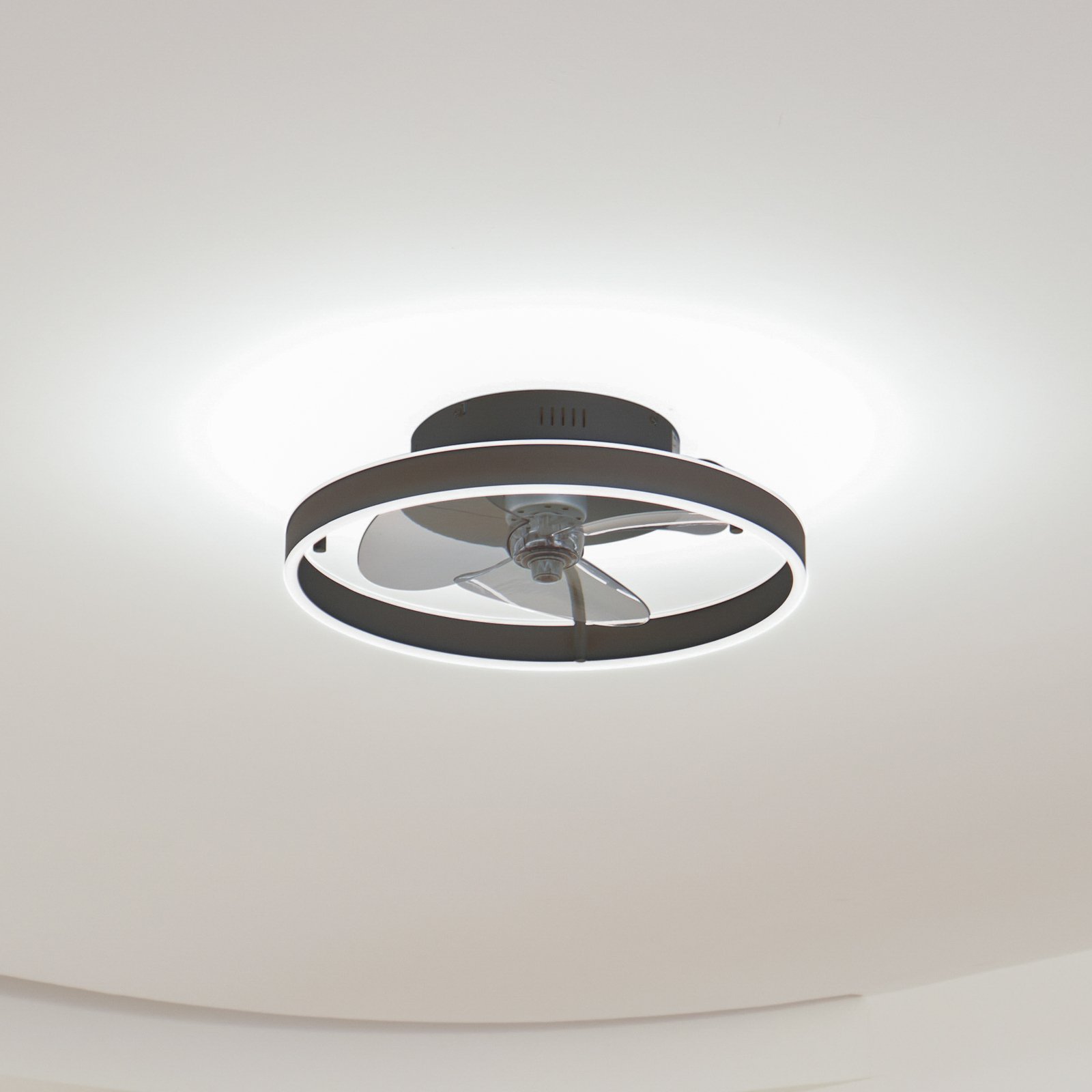 Stropni ventilator Lindby LED Momitu, črn, tih, Ø 14 cm