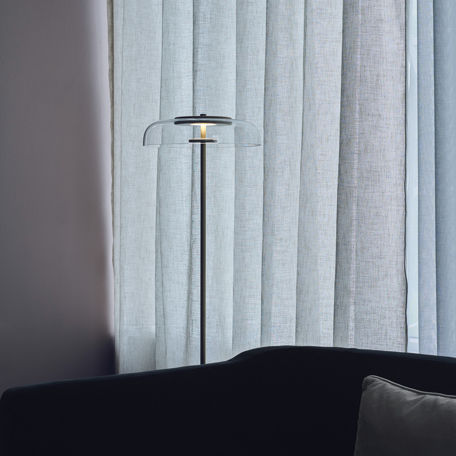 Nuura LED stojací lampa Blossi, výška 120 cm, zlatá/čirá