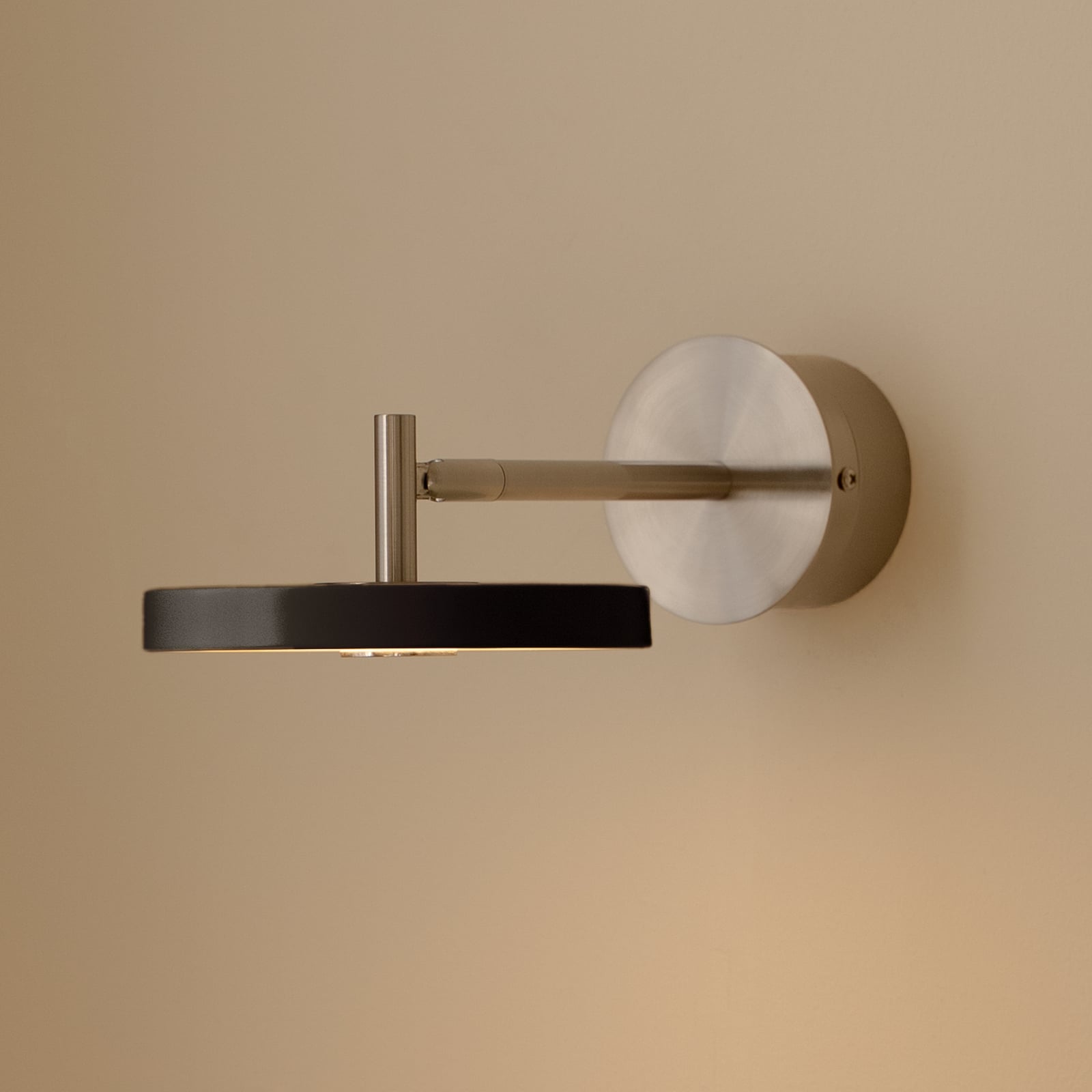 Asteria Short LED-Wandlampe, schwarz Stahl, Hardwire - UMAGE