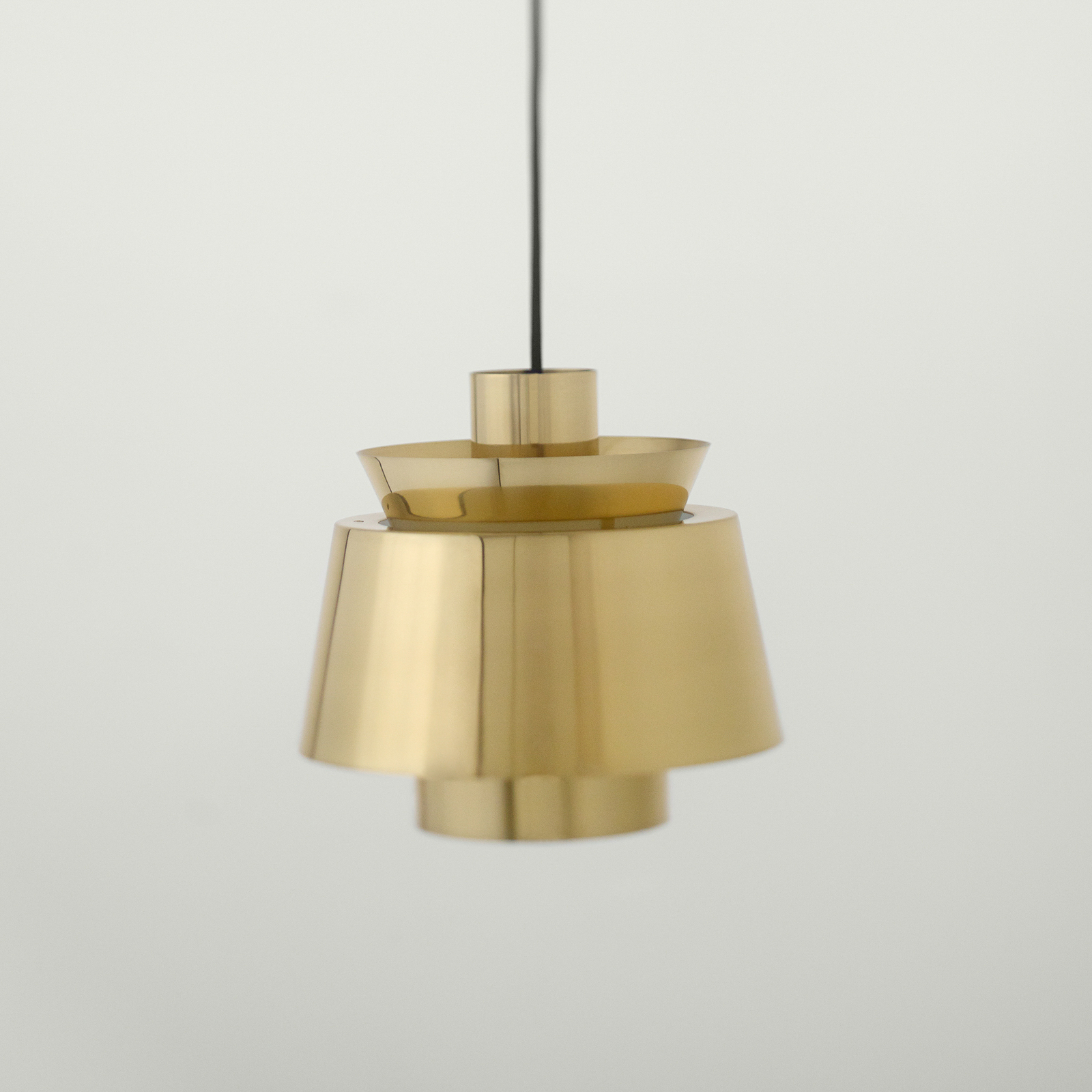 &Tradycyjna lampa wisząca Utzon JU1, Ø 22 cm, mosiądzowana