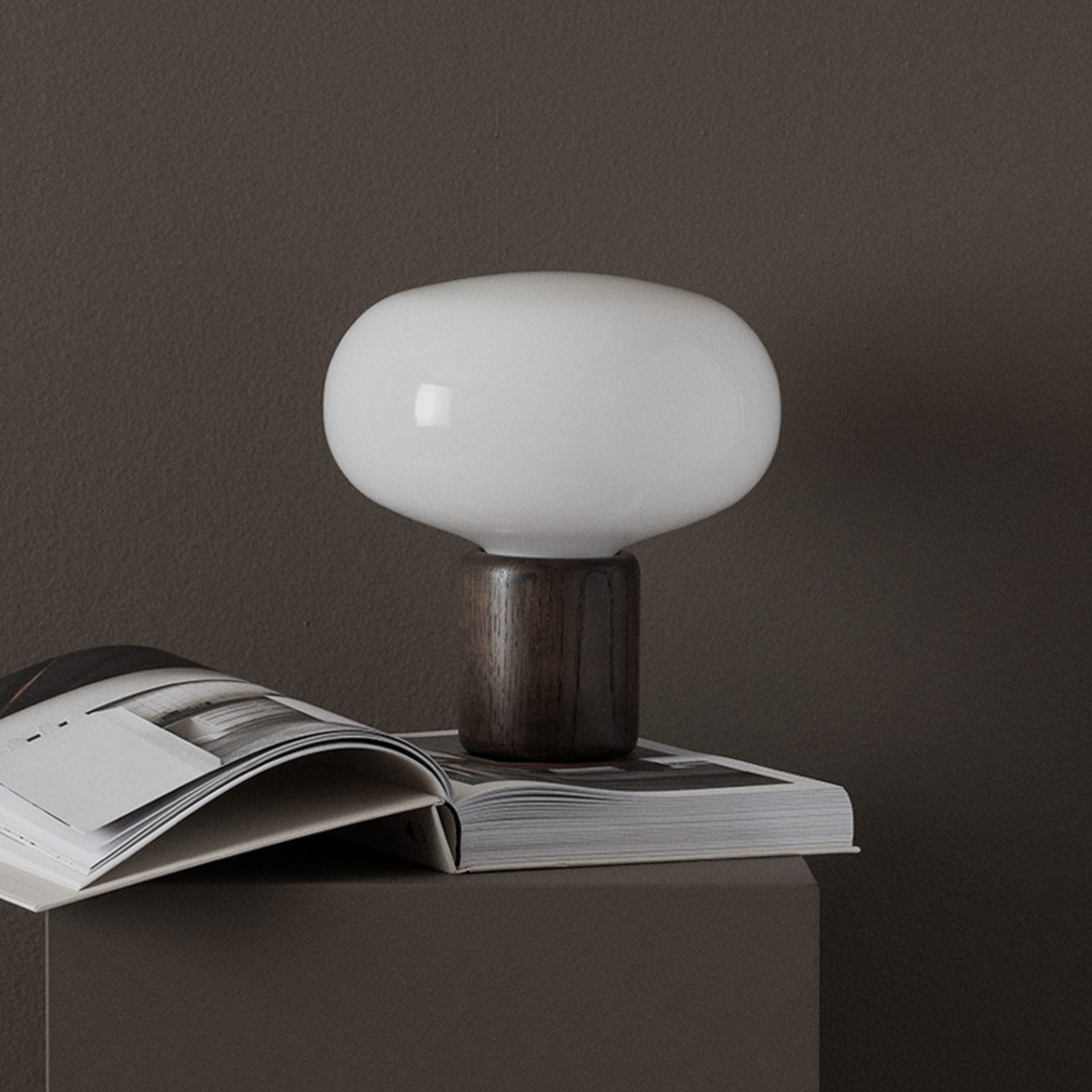 New Works Karl-Johan tafellamp, eiken/opaalglas