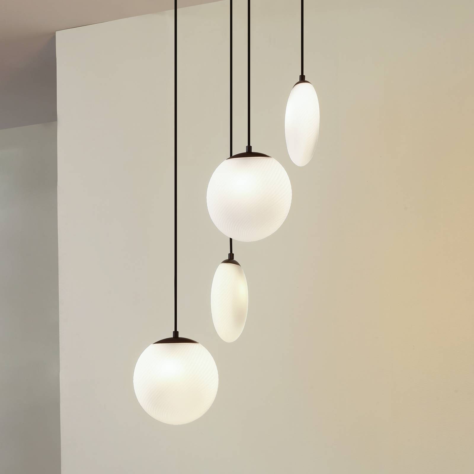 Lampa wisząca Lucande Lunelle, biały/czarny, szkło, 4-punktowa, Ø 40 cm