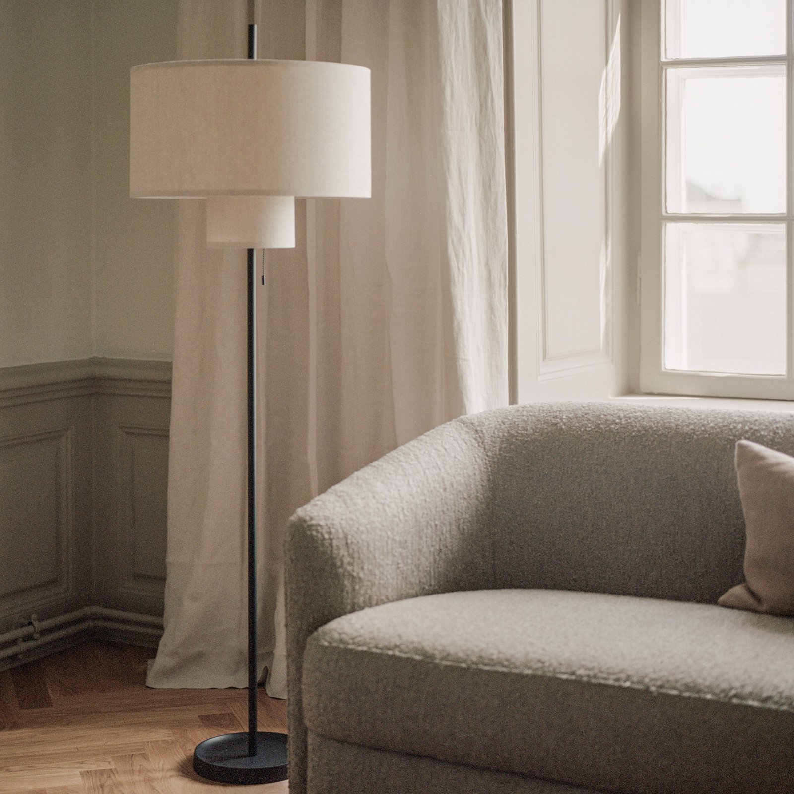 New Works lampe sur pied Margin, beige, Ø 46 cm, 3 lampes, textile