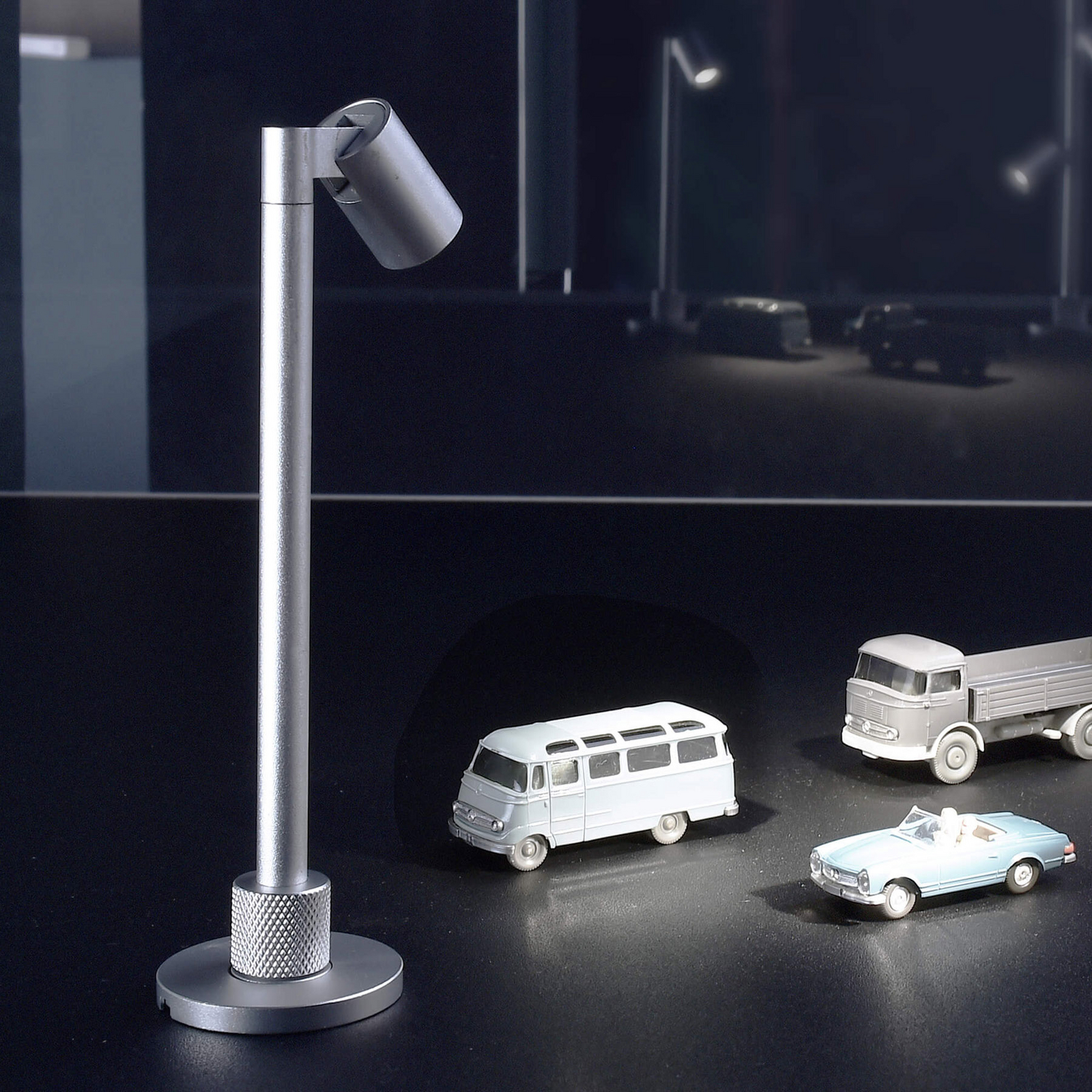Herculis small LED display light 4,000 K, silver