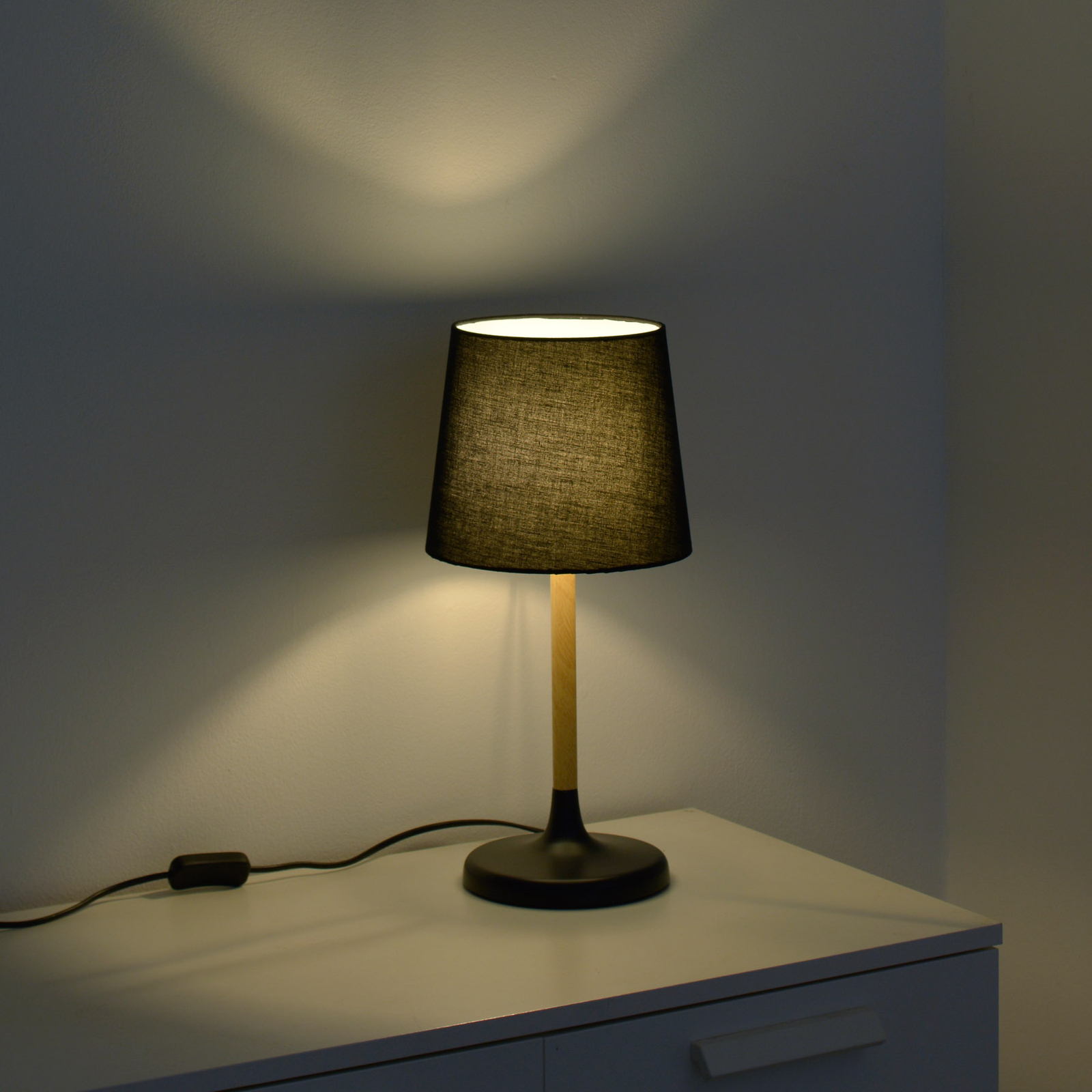 Lámpara de mesa Nima con pantalla de tela negra