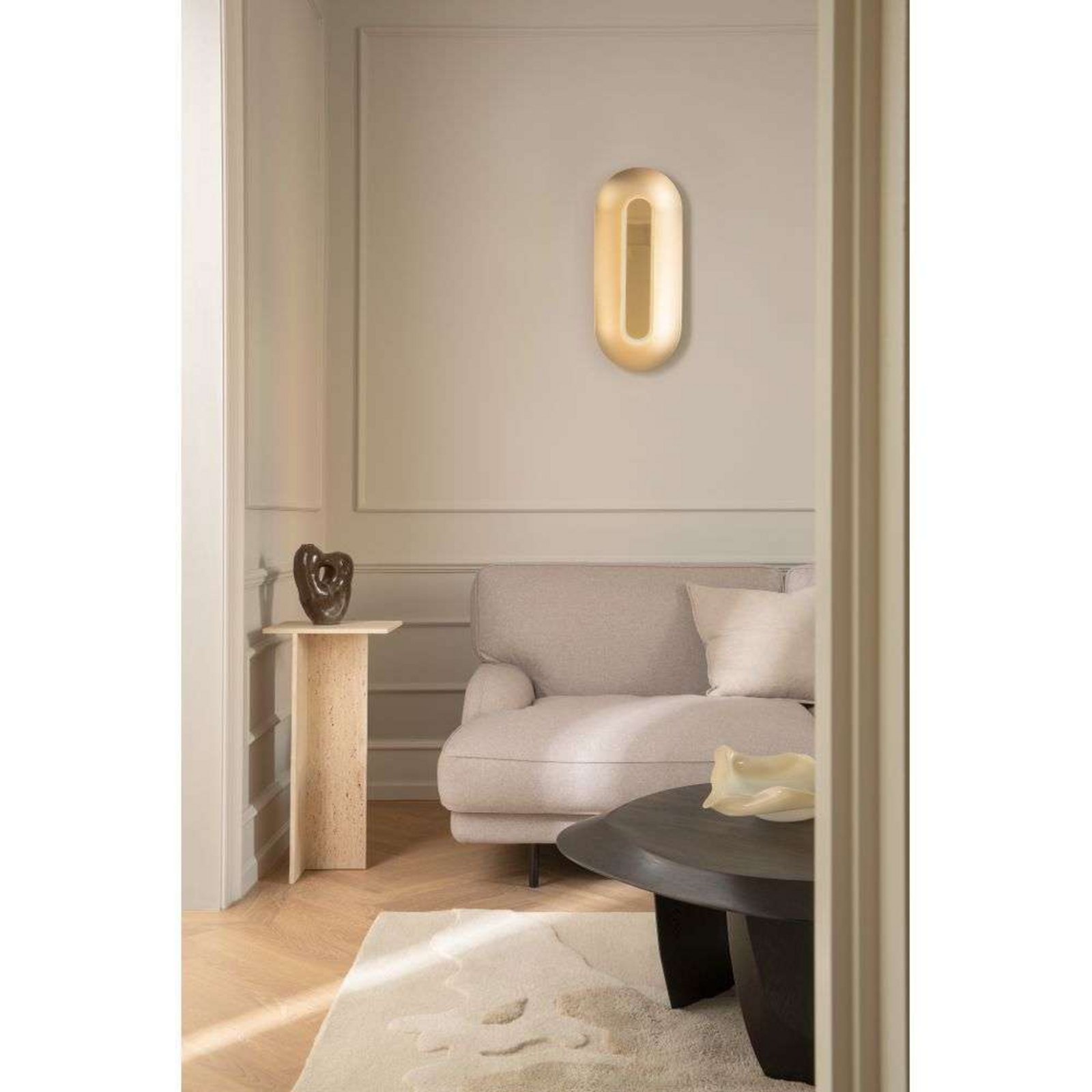 Nuura LED-vegglampe Sasi, høyde 65 cm, messingfarget, metall