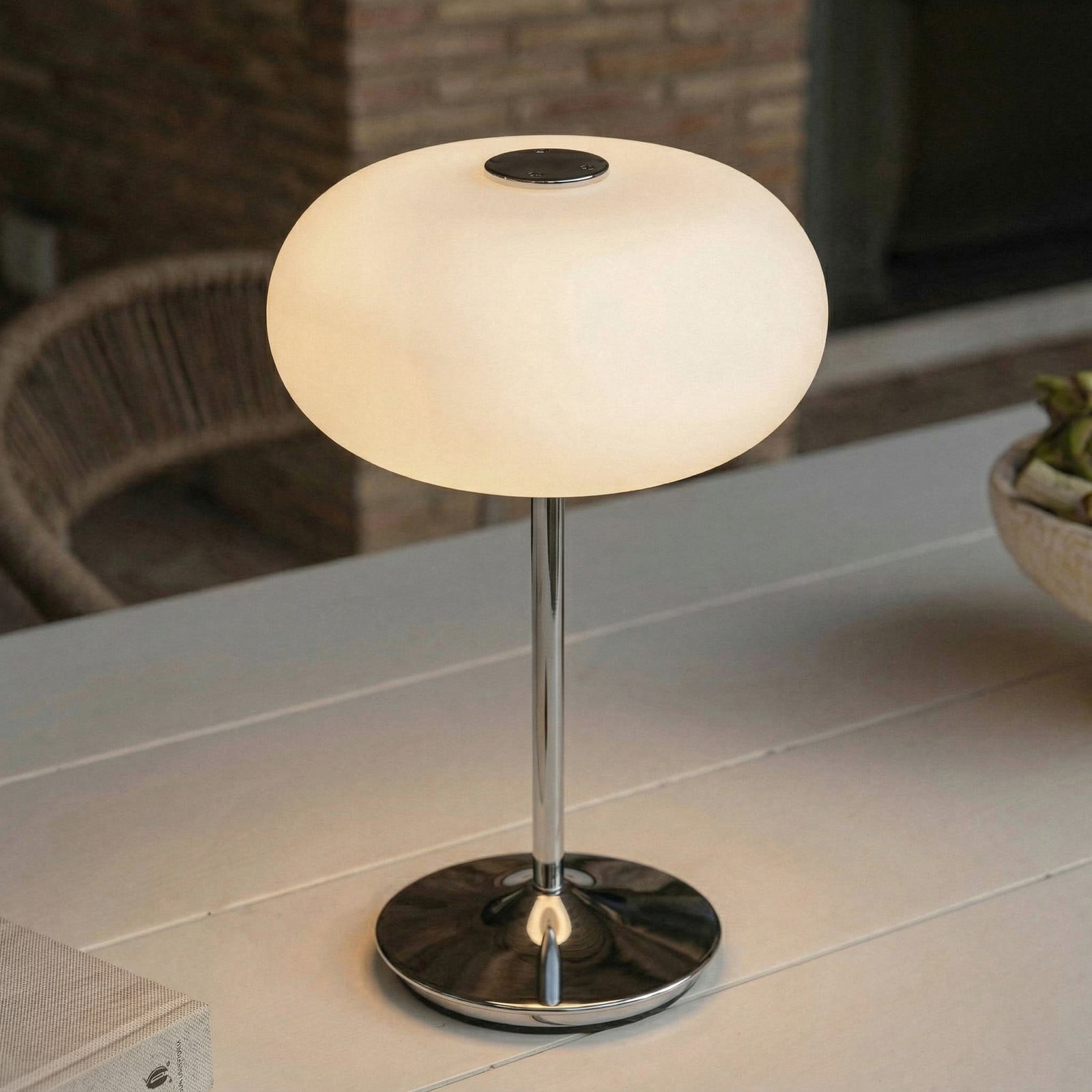 Anoria LED-bordslampa med batteri, krom/vit, glas, USB &ndash; Lucande - Vardagsrum - Design - Med en ljusk&auml;lla