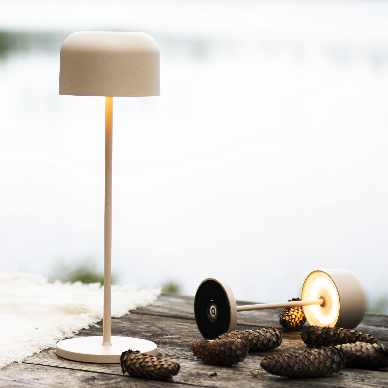 LED tafellamp Lille, hoogte 36 cm, zandkleurig, IP54, USB