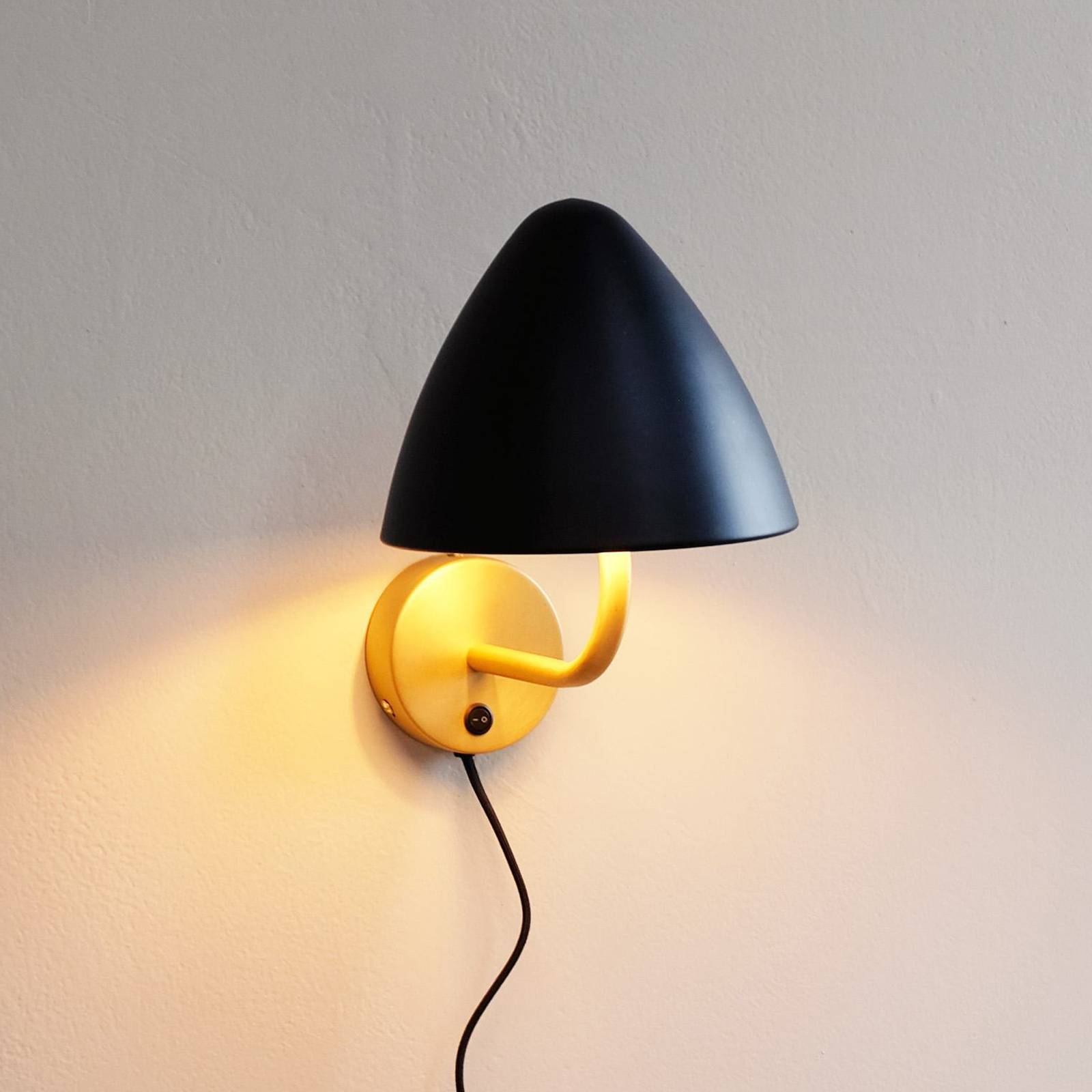 Dyberg Larsen vägglampa Oulu svart/mässing Ø 20,3 cm