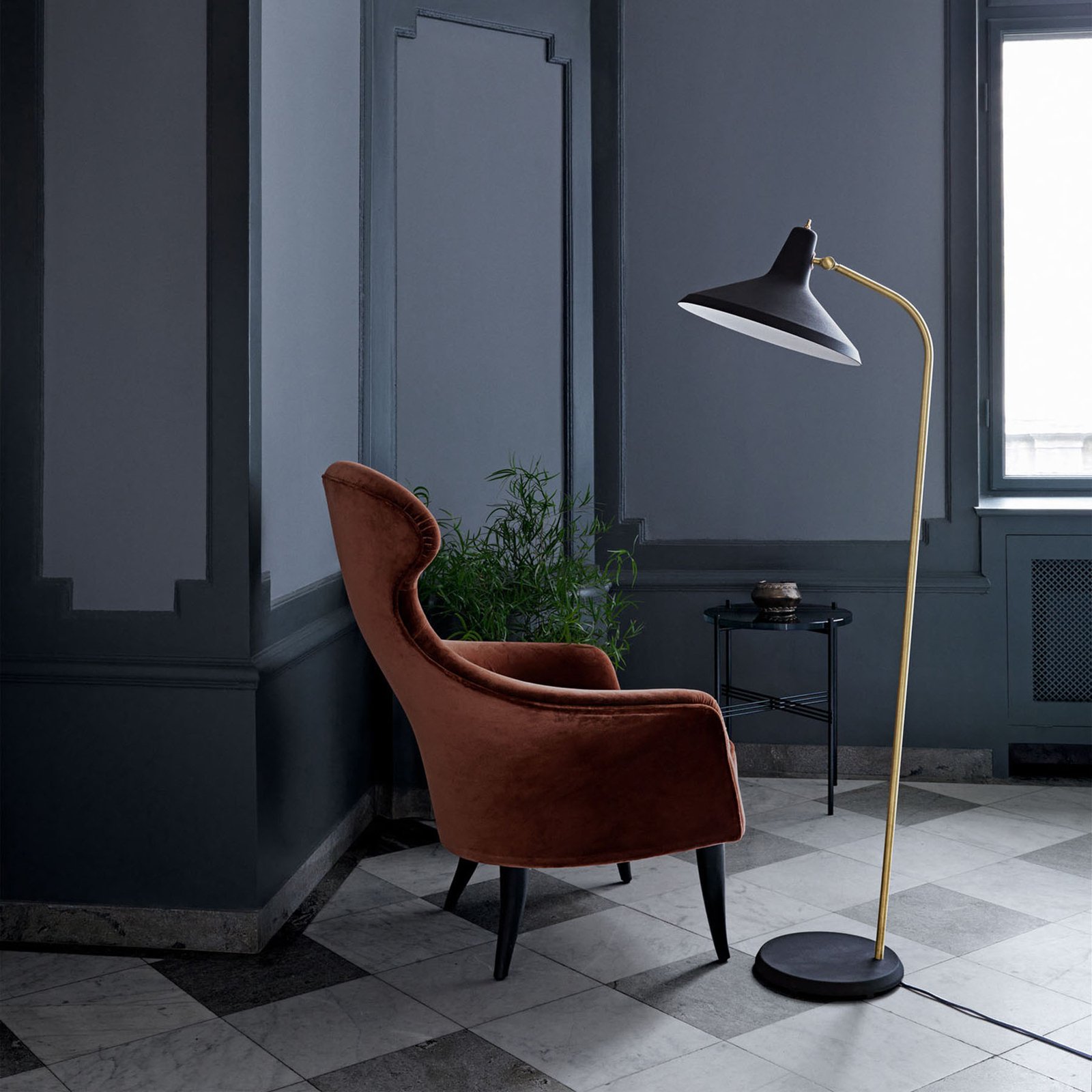 G-10 Stojací Lampa Black - GUBI