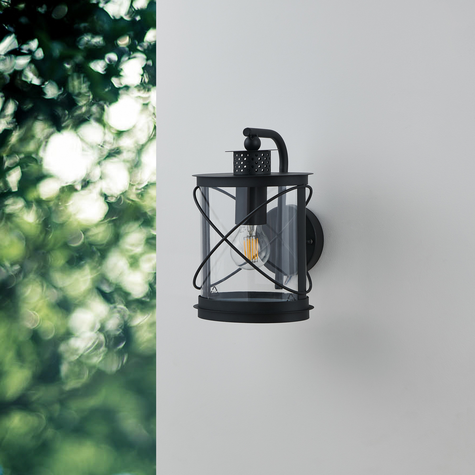 Външна стенна лампа Hilburn, черна, спускаща се надолу