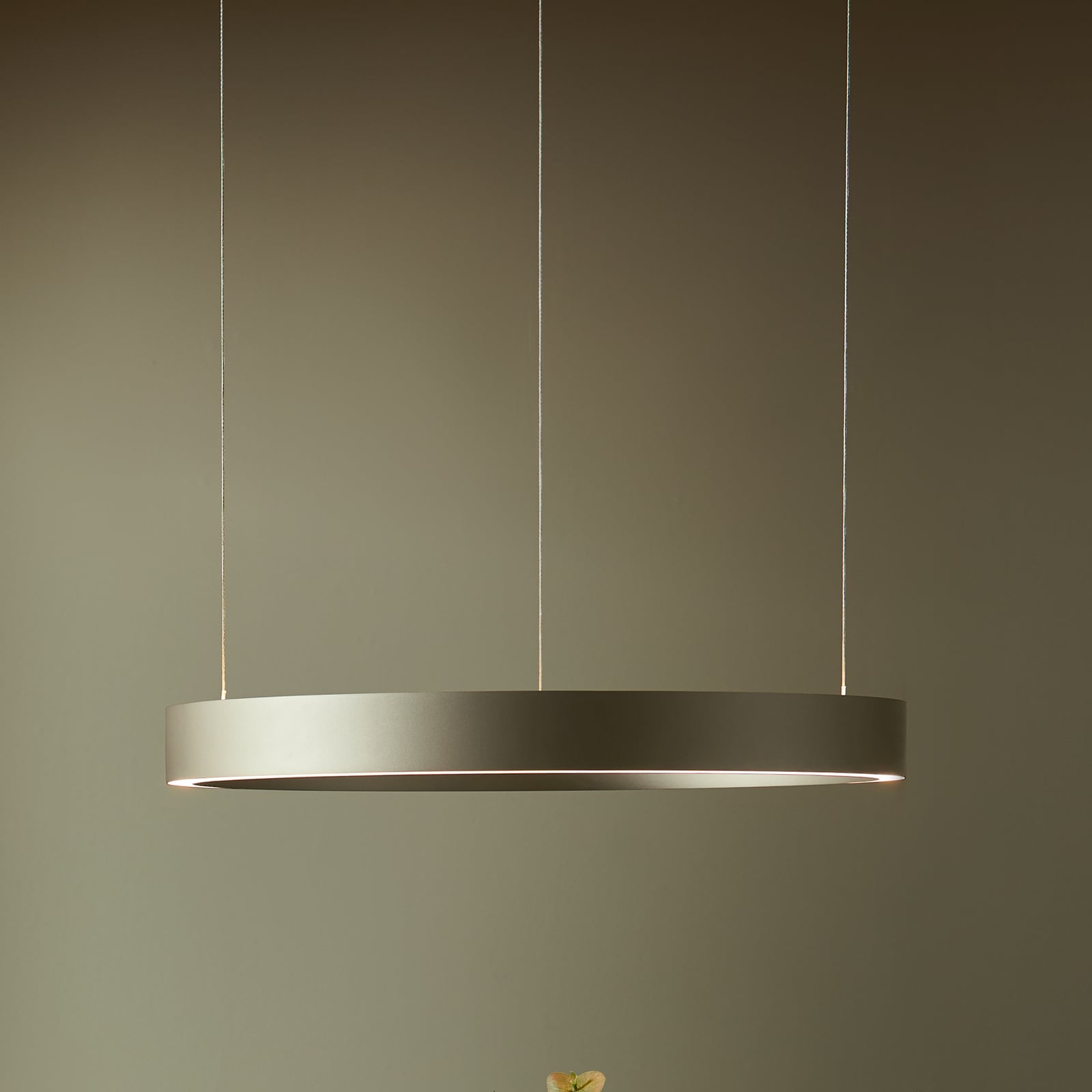 Velora LED-hængelampe, cremefarvet, Ø 60 cm, dæmpbar – LOOM DESIGN Velora LED-hængelampe, cremefarvet, Ø 60 cm, dæmpbar – LOOM DESIGN