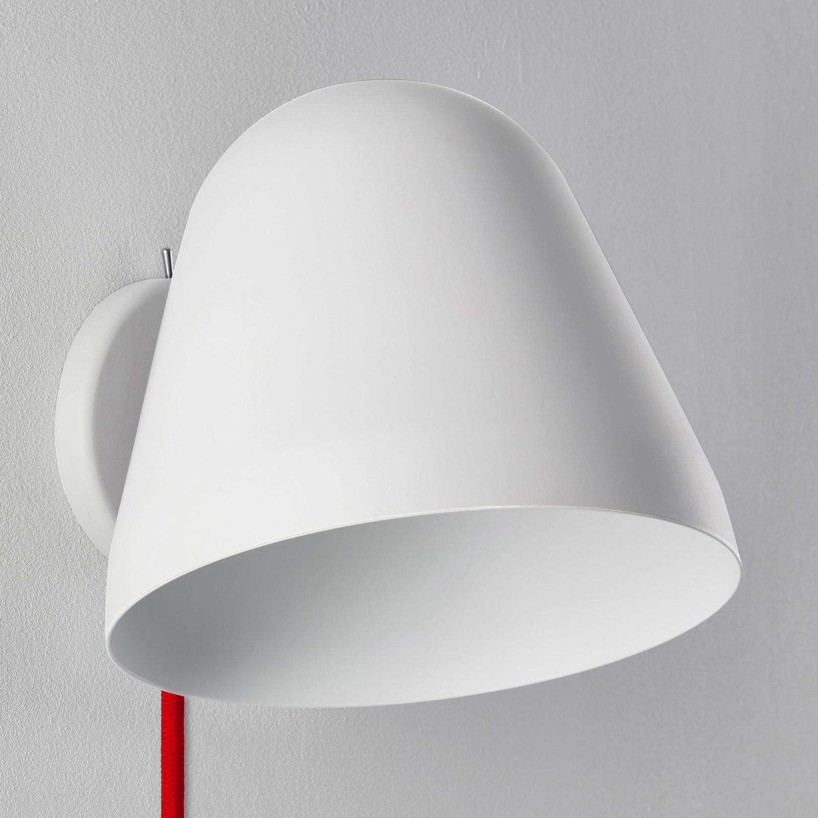 Nyta Tilt Wall Short Wandlampe mit rotem Kabel