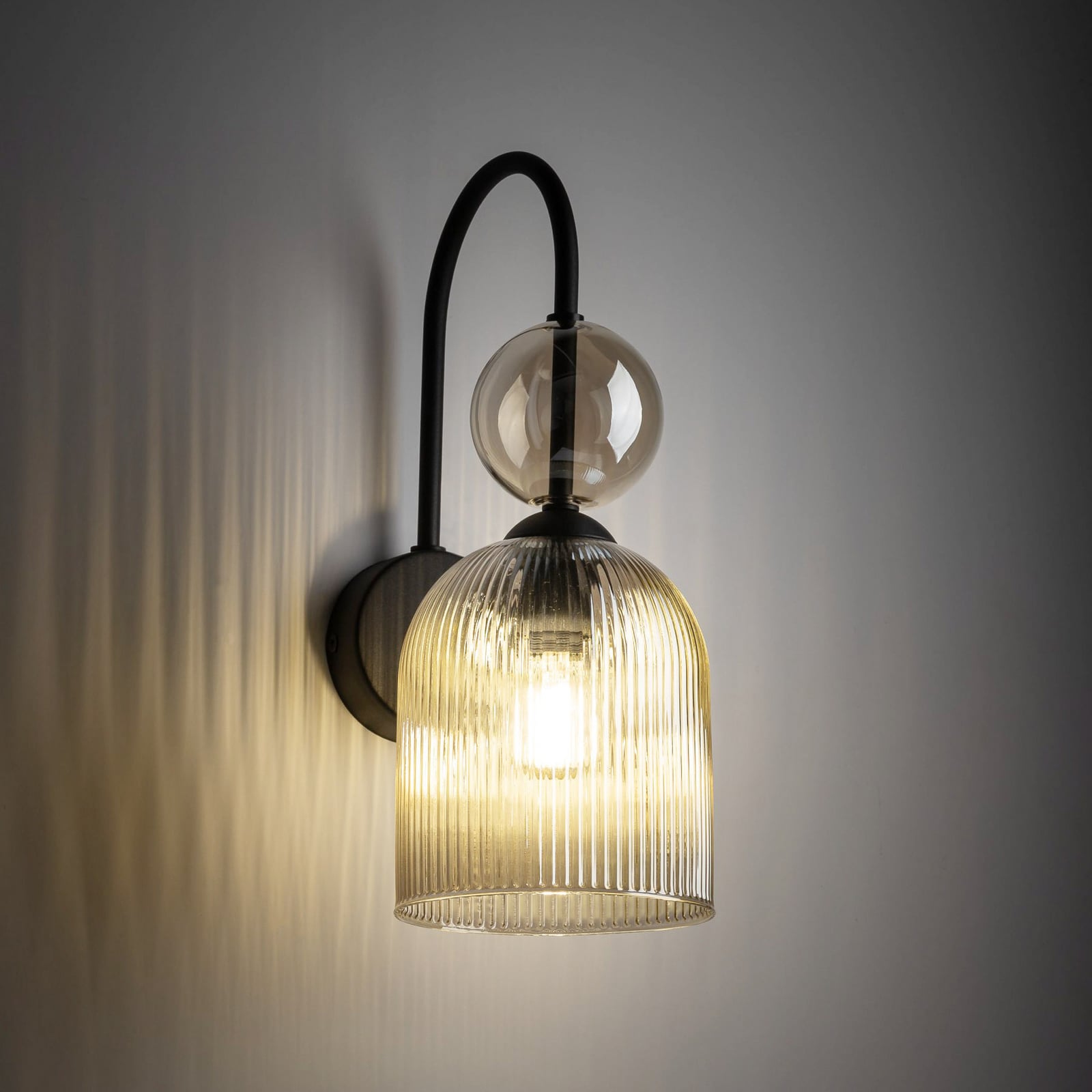 Vägglampa Sophia, konjak/svart, glas, höjd 33,5 cm, E14 Vägglampa Sophia, konjak/svart, glas, höjd 33,5 cm, E14
