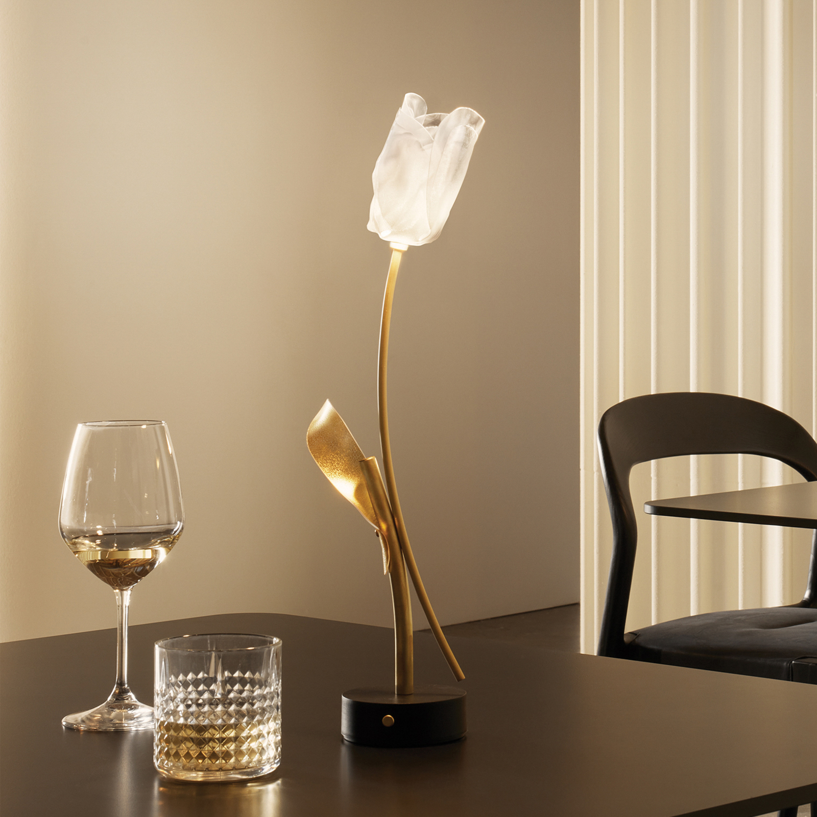 Candeeiro de mesa recarregável Slamp LED Tulip, base preta