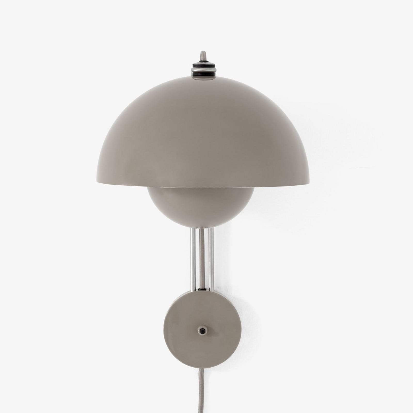 Flowerpot VP8 v&auml;gglampa, stickkontakt, gr&aring;beige &Tradition - Vardagsrum - Design - Metall - Med en ljusk&auml;lla
