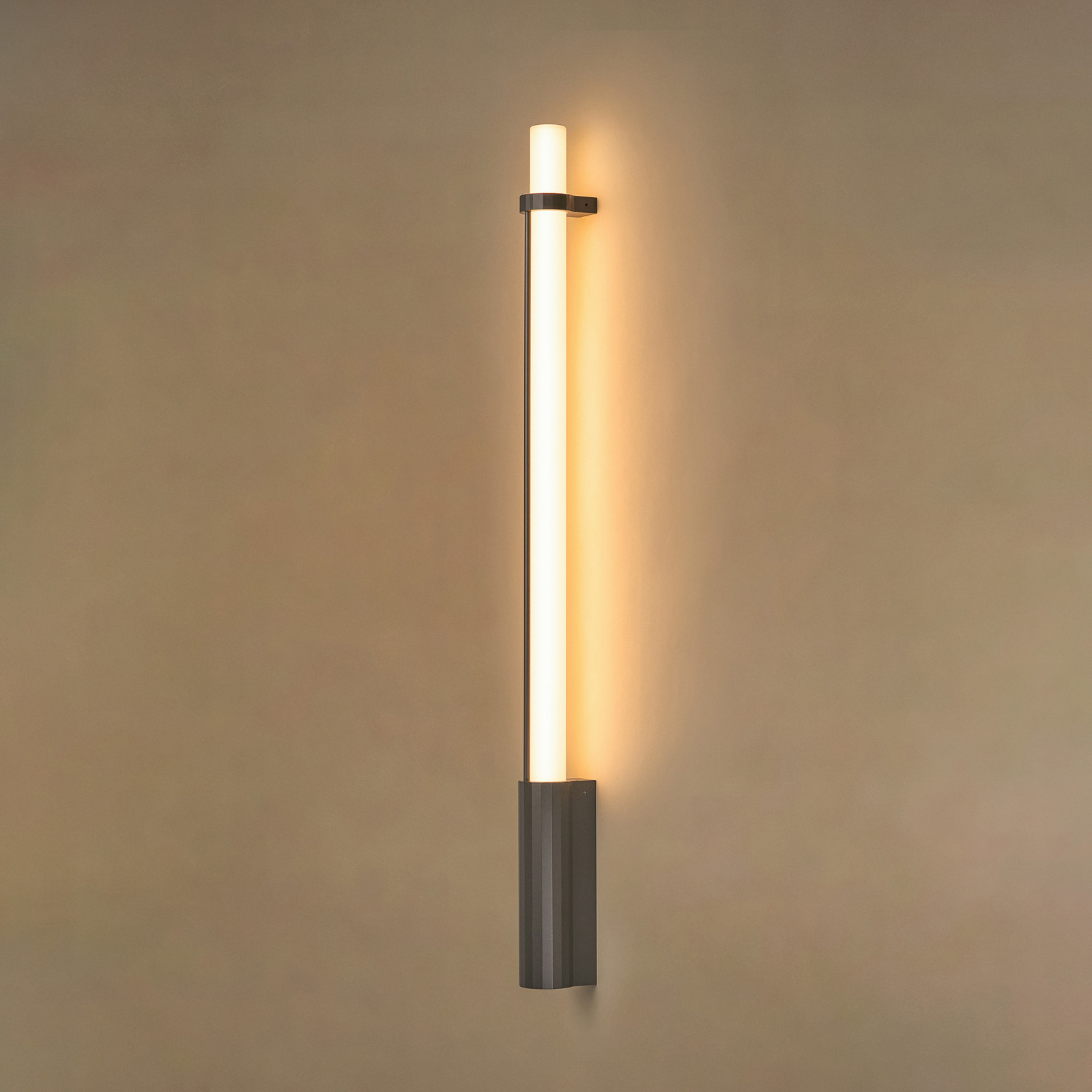 Applique murale LED In Fine, gris foncé, hauteur 105 cm, IP65 - DCW