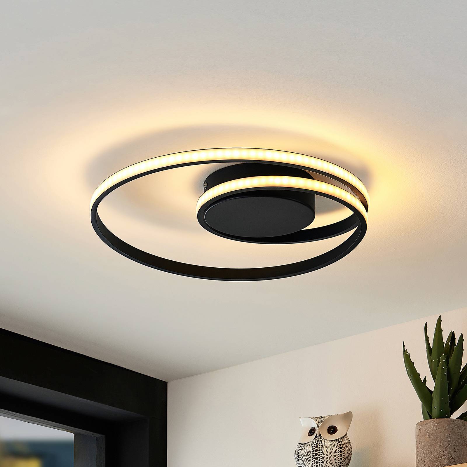 Lindby Lindby LED stropní svítidlo Youna, černé, hliník, 39 cm, stmívatelné