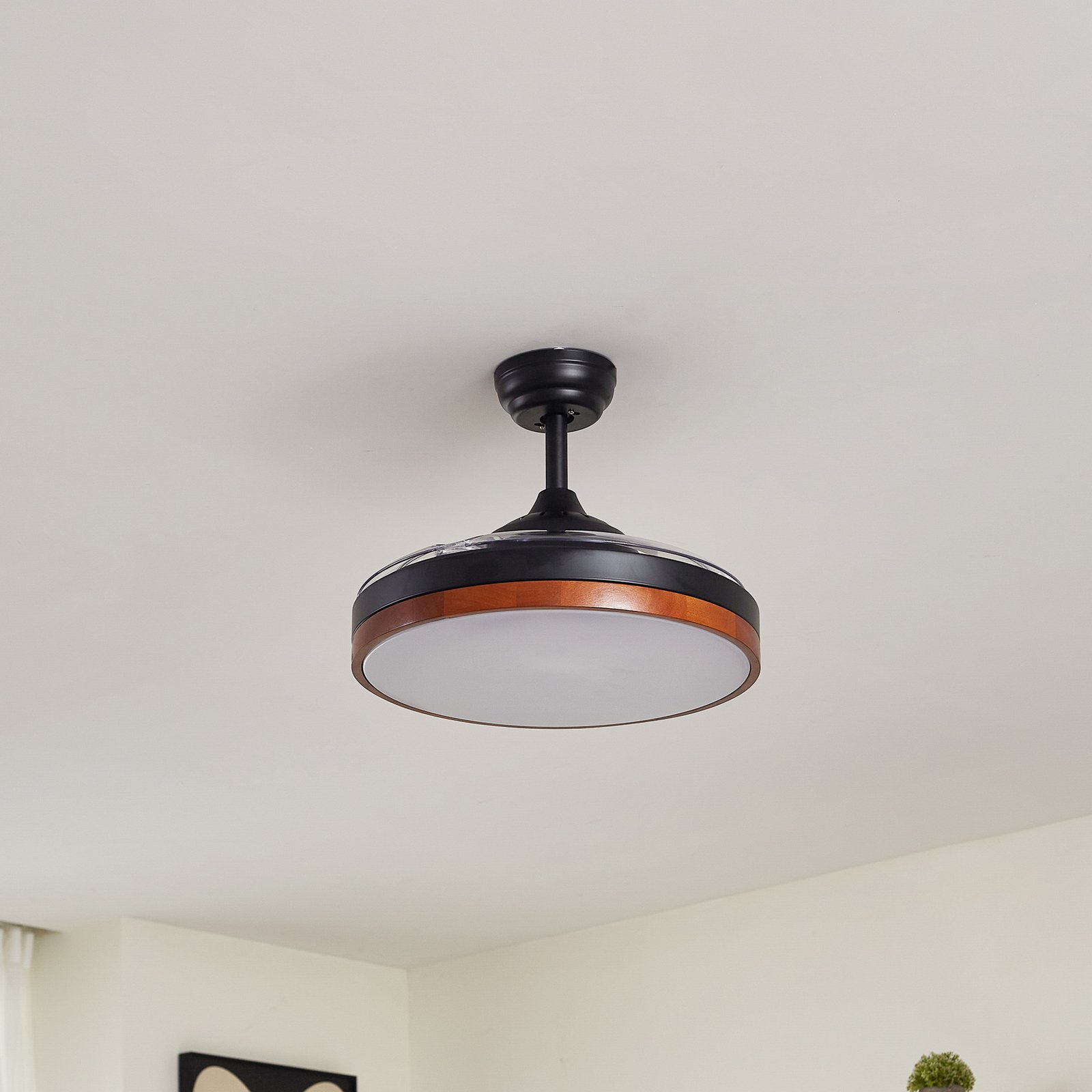 Lindby LED-Deckenventilator Oras, schwarz, DC, leise, 107 cm