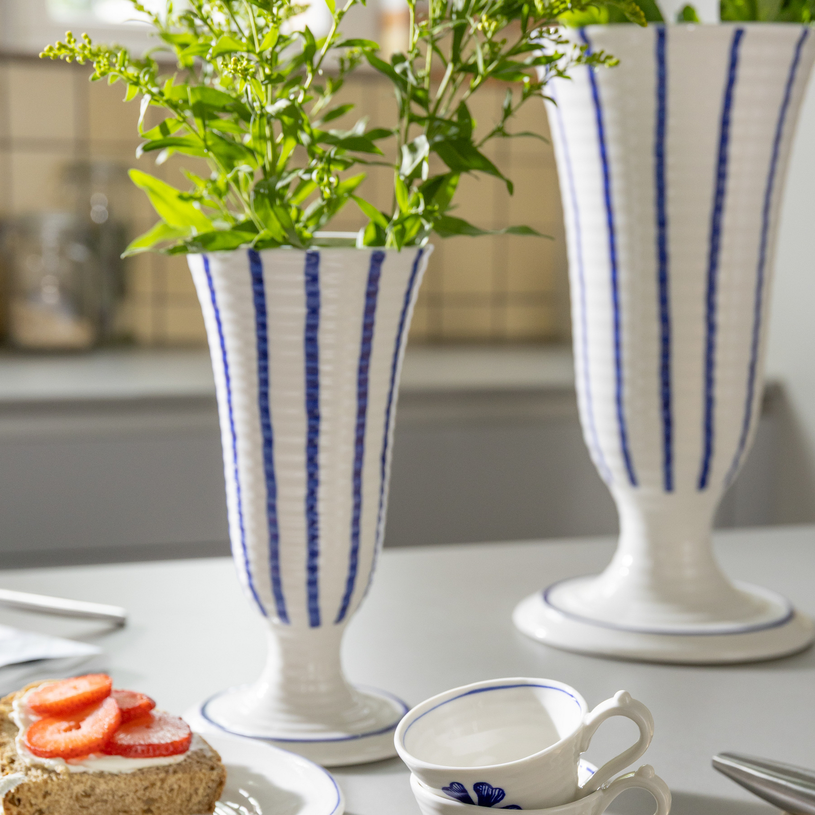 Anouk Lilium-vase, stor, blå/hvid, porcelæn – &Klevering
