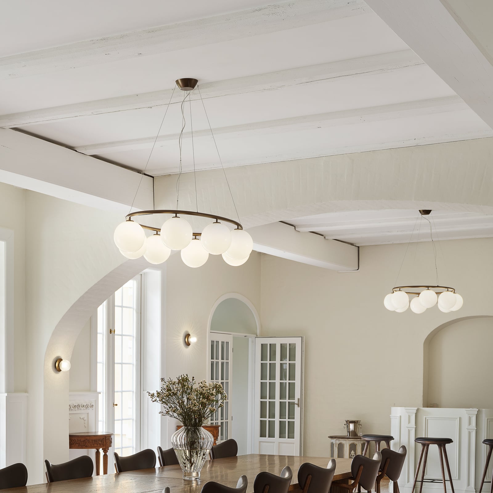 Lustre ovale Miira 8, bronze/opale, à 8 lampes - Nuura