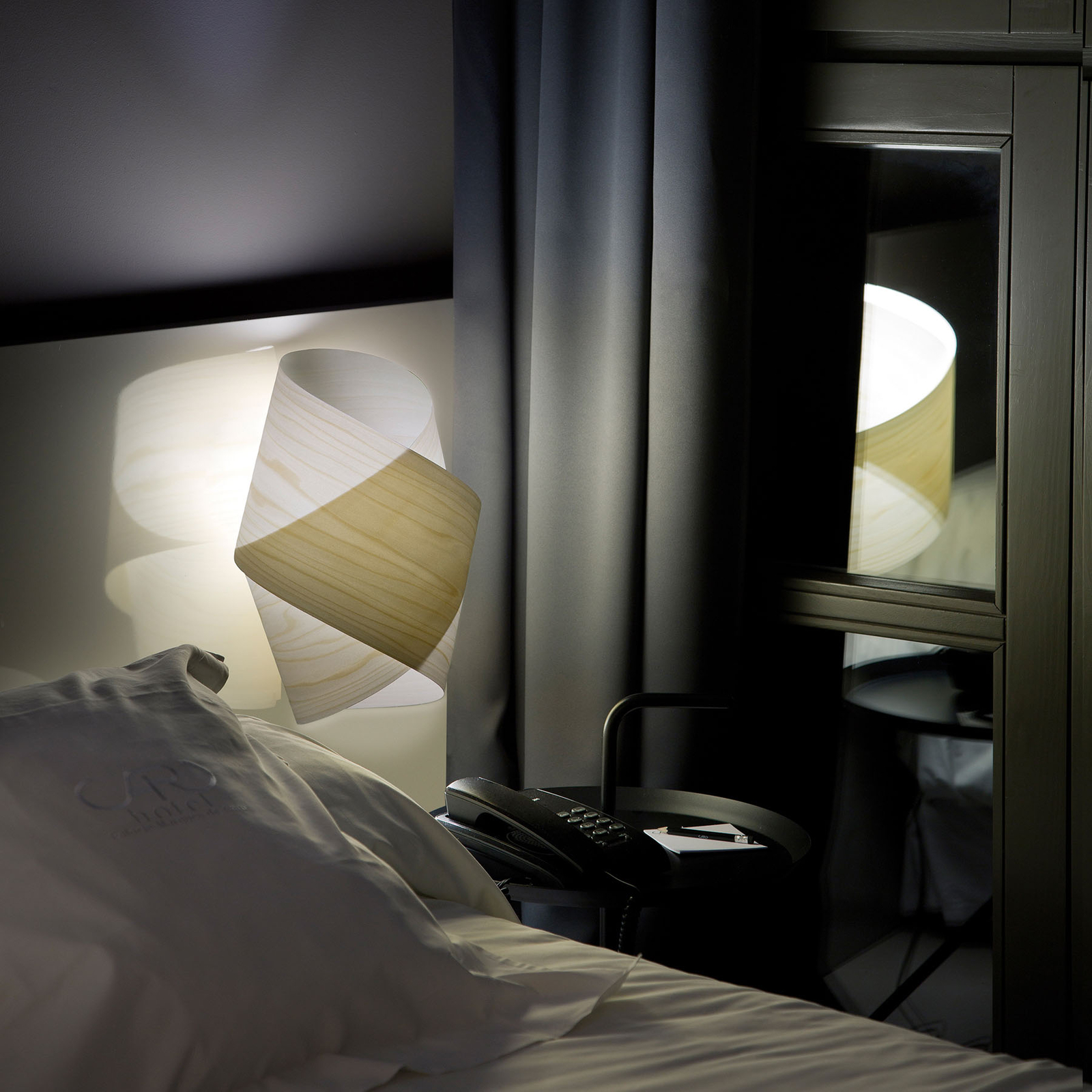 LZF Orbit Wandleuchte aus Holzfurnier
