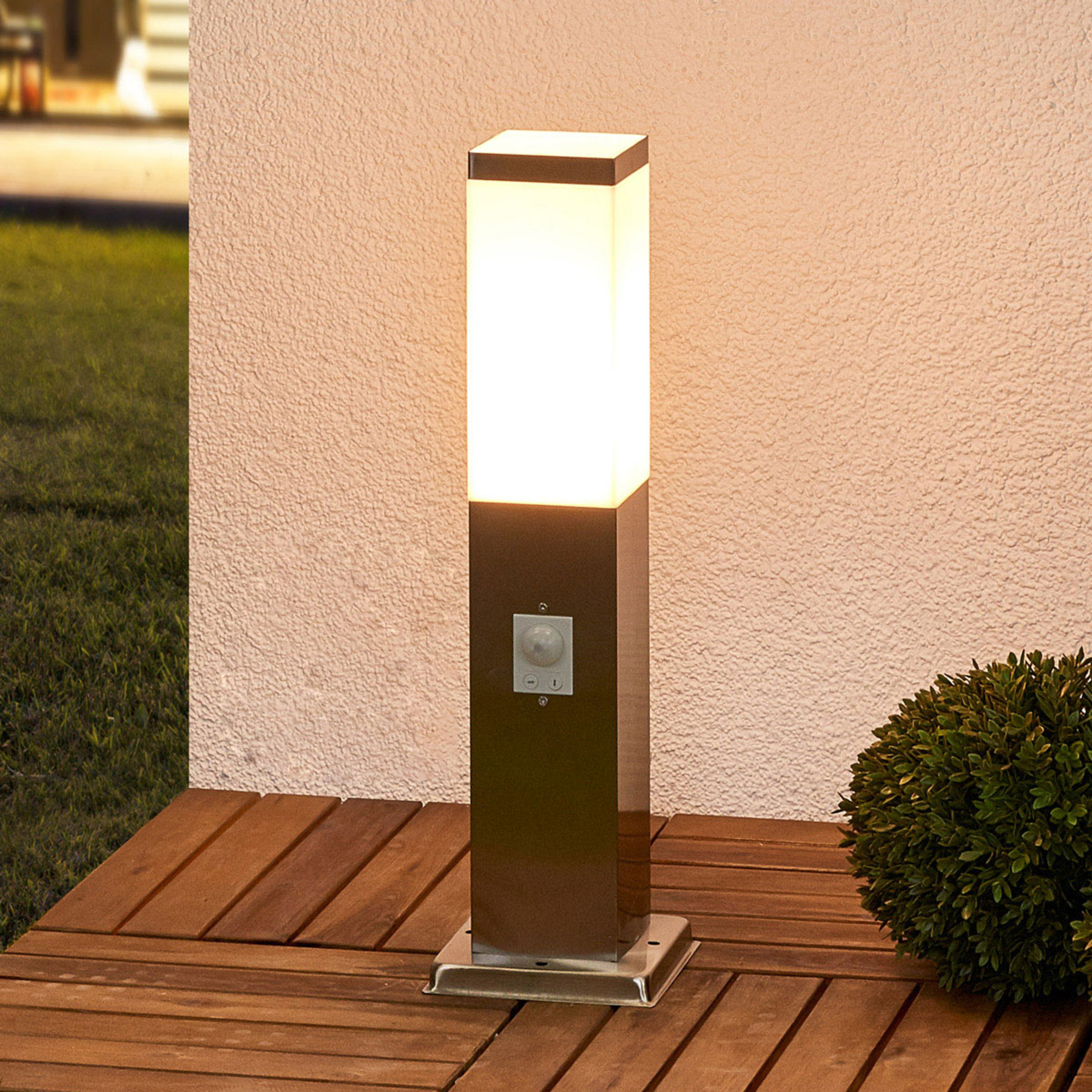Lindby Stainless steel pillar lamp Lorian with sensor, stainless steel, polycarbonate, E27, 40 W, energy efficiency: A++, L: 8 cm, W: 8 cm, H: 45 cm
