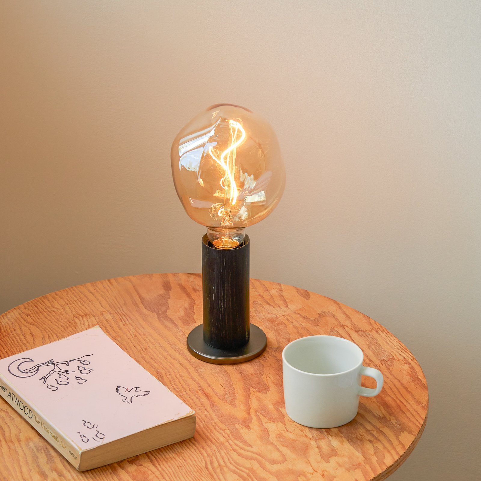 Lampa stołowa Tala Knuckle, przezroczysta żarówka globe kulista, czarny dąb